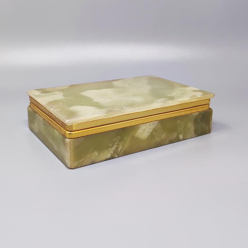 1960er Jahre Erstaunliche Schachtel aus Onyx. Hergestellt in Italien. Diese Box ist erstaunlich und in ausgezeichnetem Zustand.
Dimension:
5,90 x 4,33 x 1,57 H Zoll
15 x 11 x 4 H cm

