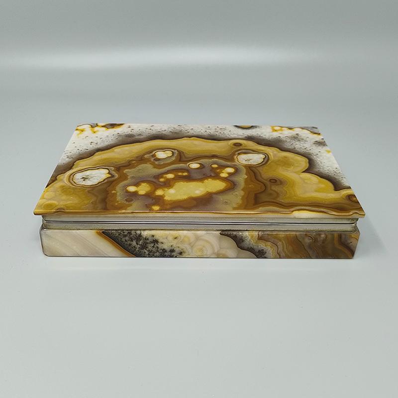 1960 Boîte étonnante en onyx. Fabriquées en Italie. Cette boîte est étonnante et en excellent état.
Dimension :
7,08 x 4,72 x 1,37 H pouces
18 x 12 x 3,5 H cm
