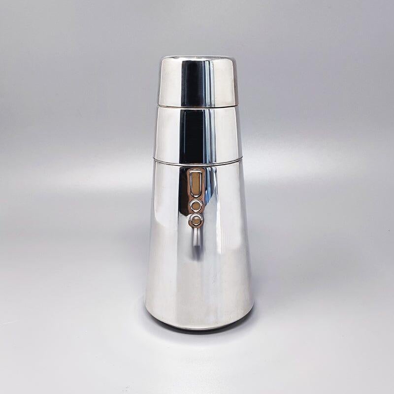 1960s Gorgeous cocktail shaker in silver plated by LARAS. Made in Italy. The item is in excellent condition an it's signed at the bottom. This Cocktail shaker is a true piece of modern art.
Dimension:
Diameter 3,54