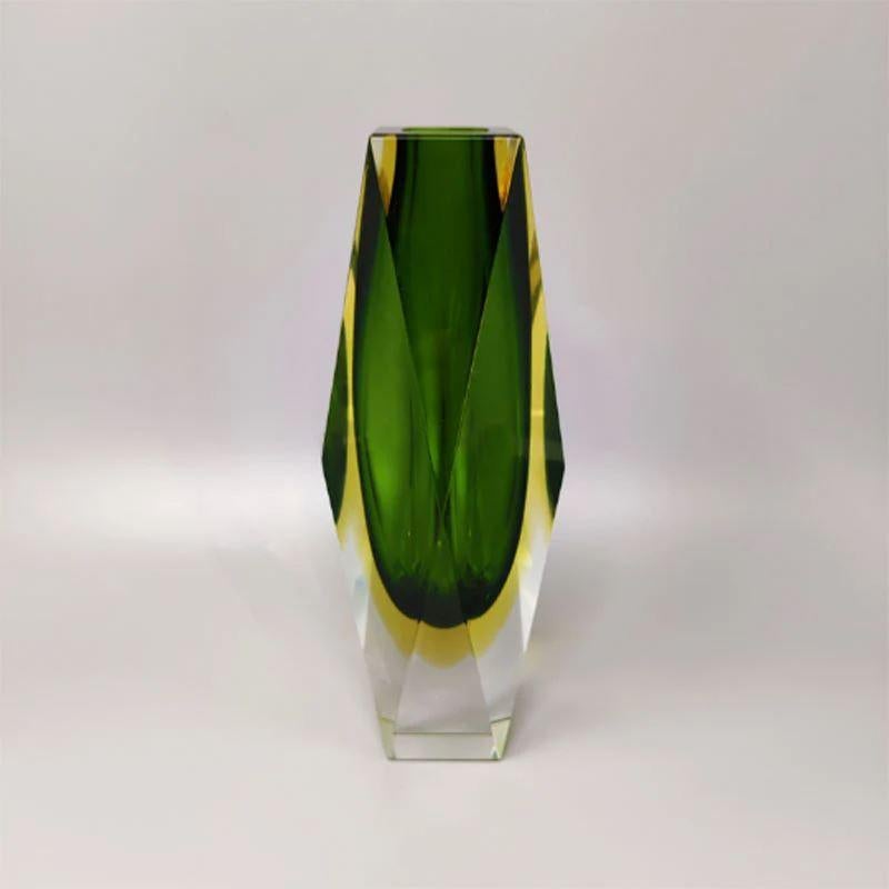 1960er Jahre Erstaunliche grüne Vase von Flavio Poli für Seguso aus Muranoglas. Hergestellt in Italien. Der Artikel ist in ausgezeichnetem Zustand.
Abmessungen:
diam 4,33 x 9,84 H Zoll
durchmesser 11 cm x 25 H cm.