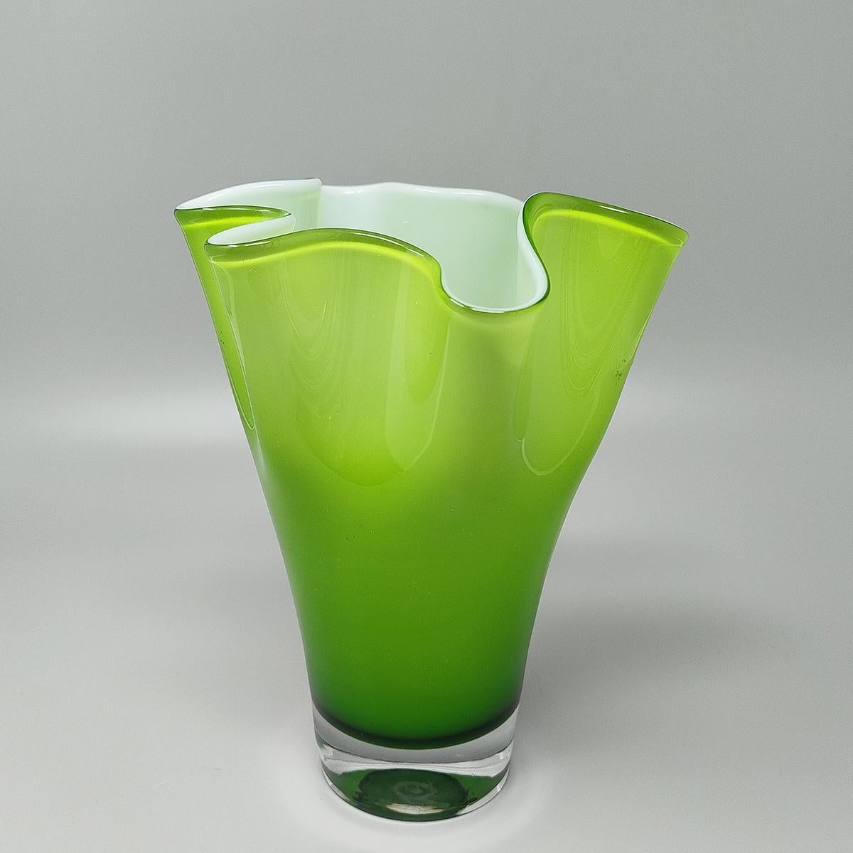 1960er Jahre Erstaunliche gr�üne Vase Fazzoletto von Ca' Dei Vetrai aus Murano-Glas. Hergestellt in Italien. Der Artikel ist in ausgezeichnetem Zustand.
Dimension:
Durchmesser 6,29 x 9,05 H Zoll
Durchmesser 16 cm x 23  H cm
