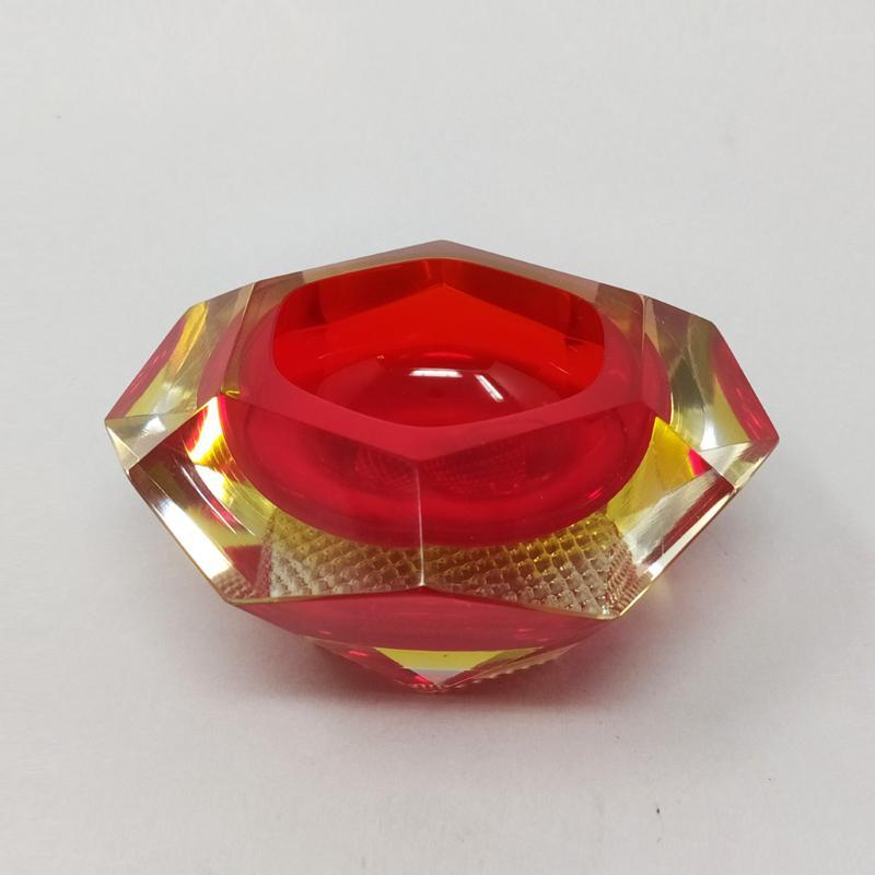 1960s Astonishing red ashtray or Vide Poche Rare Designed By Flavio Poli
in Murano Glass. It's a sculpture
The item is in very good condition.
Dimensions:
4,72 diameter x 2,36 H inches
cm 12 x cm 6 H.