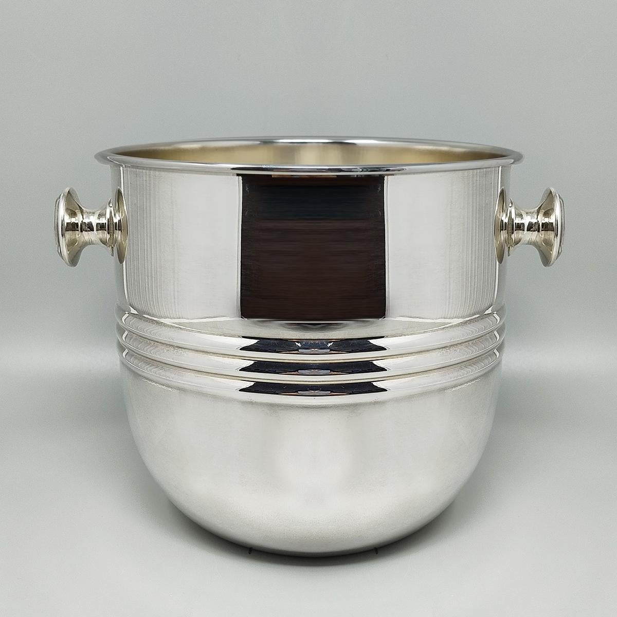 1960s Astonishing silver plated ice bucket  by Sheratonn argentieri in Brescia . Made in Italy. The item is in excellent condition. A true example of italian luxury tableware.
Dimension:
diameter 8,26 x 7,48 H inches
diameter 21 cm x cm 19 H without