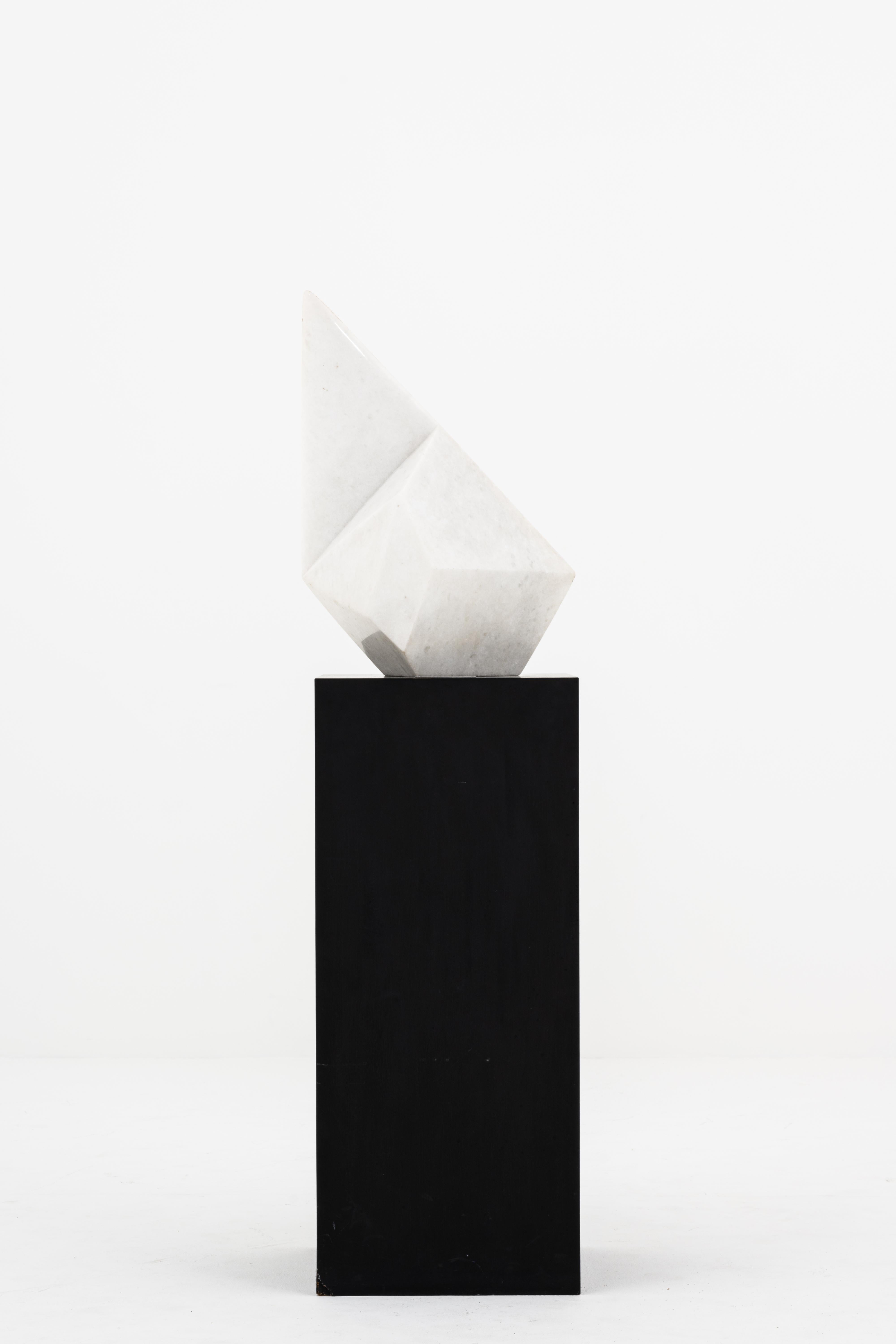 Emile Gilioli (1911 - 1977)
Astral, 1966
Marbre blanc, base en bois laqué noir
Sculpture : H. 63,5 x 29 x 39 cm / Socle : H. 100 x 43 x 42,5 cm

À l'apogée du XXe siècle, Émile Gilioli est l'une des figures majeures de l'abstraction lyrique de la