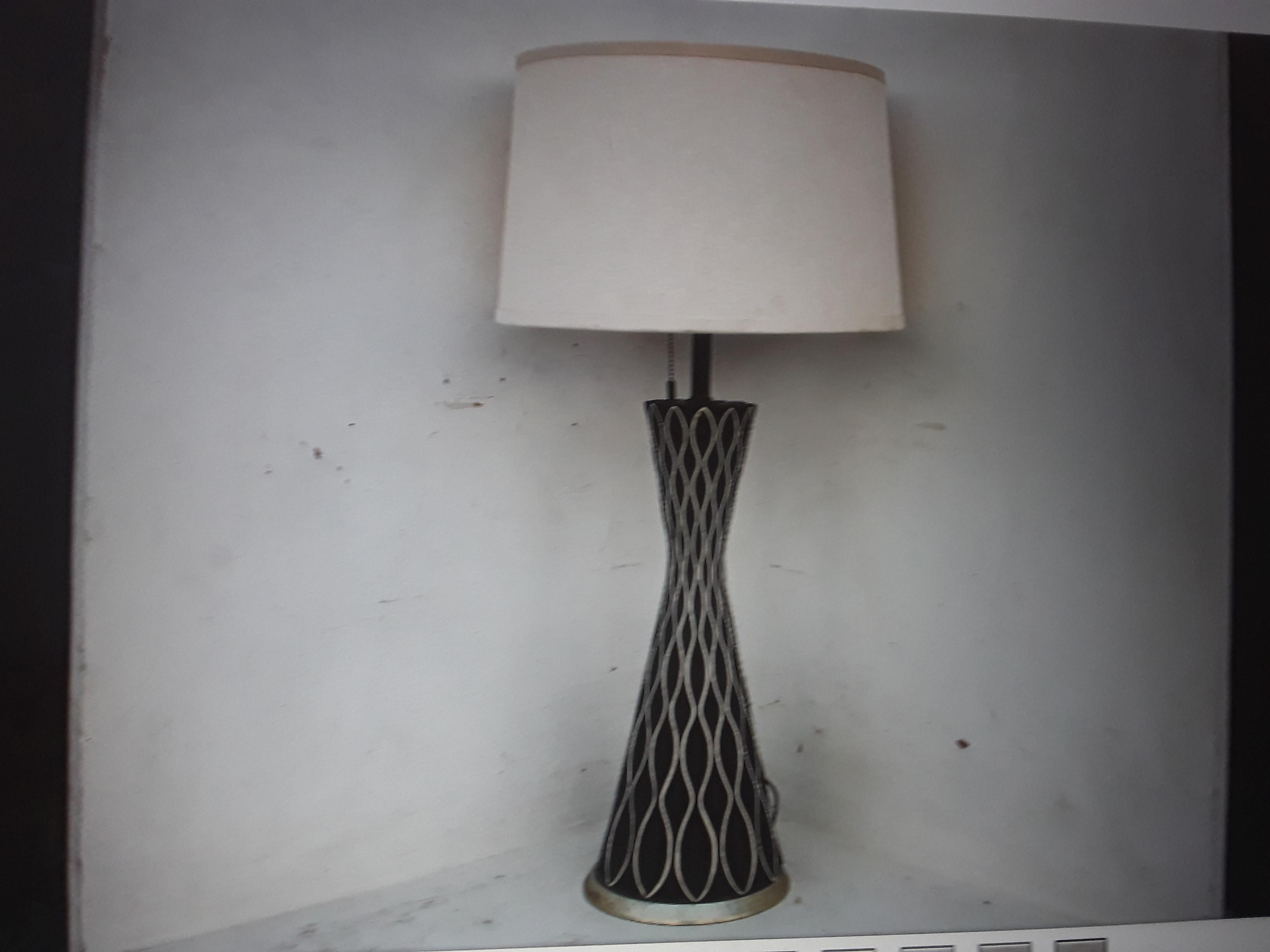 Magnifique et inhabituelle lampe de table en céramique de l'ère atomique du milieu du siècle moderne futuriste des années 1960. Abat-jour inclus et cette lampe fonctionne avec 3 ampoules. Très bonne qualité.