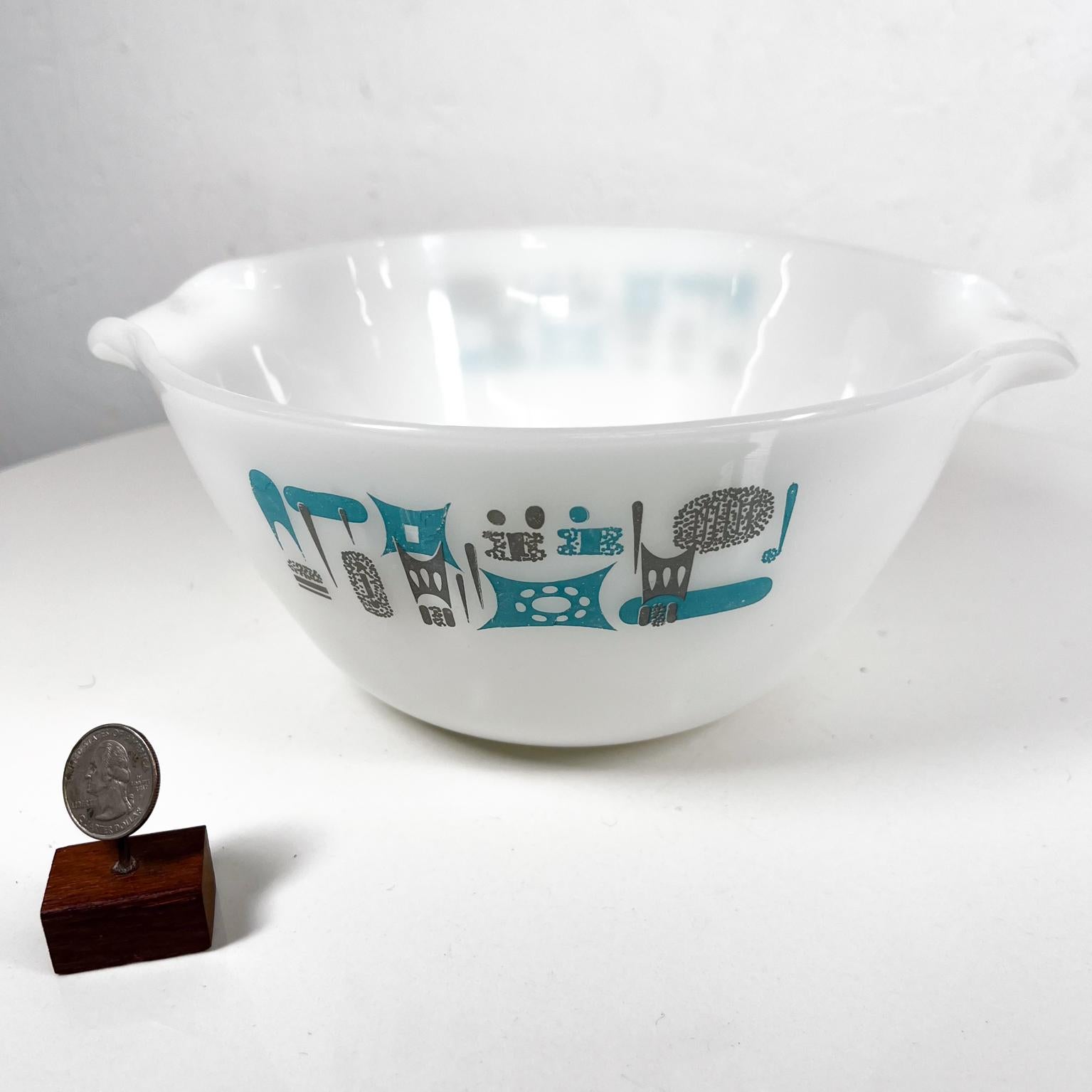 1960s Atomic Classic midcentury Mixing Bowl Marcrest Royal Blue Heaven
USA
Milk Glass
Style of Corning Ware Pyrex
10.25 w x 8.75 d x 4.38 h
Preowned vintage, review images.