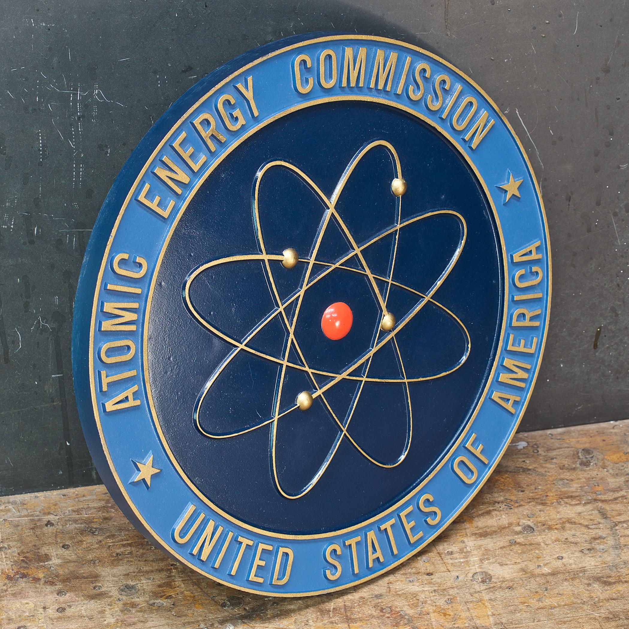 1950er Jahre Atomic Energy Commission Building Office Logo-Wandtafel AEC Oppenheimer (Moderne der Mitte des Jahrhunderts) im Angebot