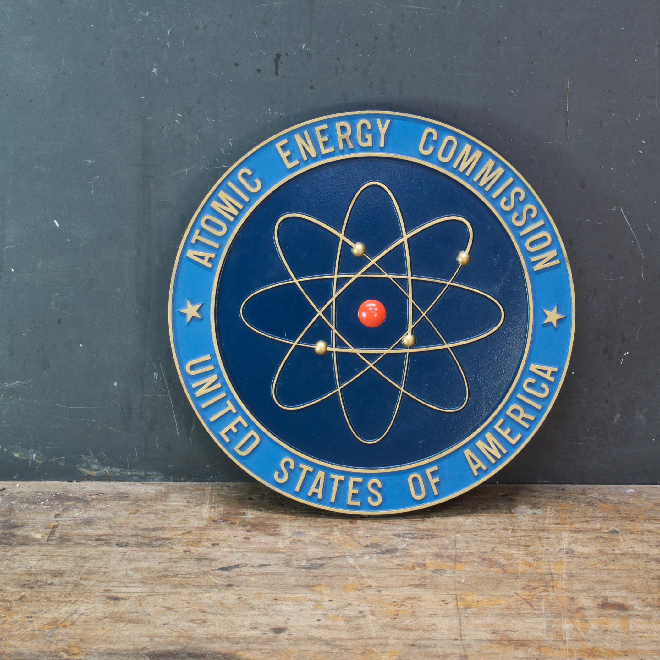 1950s Atomic Energy Commission Building Office Logo Wall Plaque AEC Oppenheimer In Good Condition For Sale In Hyattsville, MD
