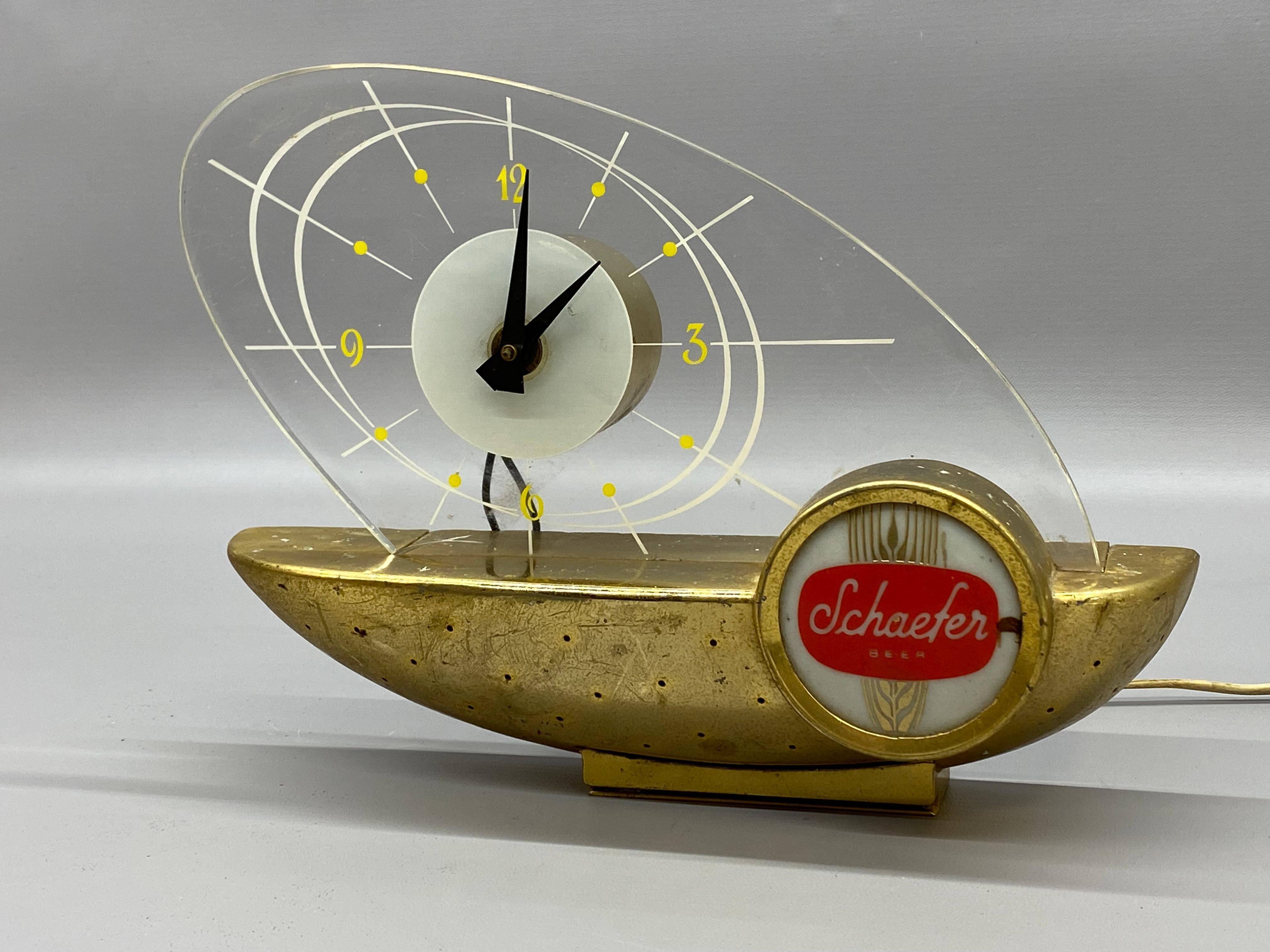 Eine fantastische beleuchtete Schaefer-Bier-Werbeleuchte und Uhr aus der Atomzeit. Oft in alten Kneipen oder Kellerbars zu finden. Circa 1950-60.

Insgesamt guter Betriebszustand. Es gibt Verschleiß, Kratzer, Lochfraß und kosmetische Gold-Finish
