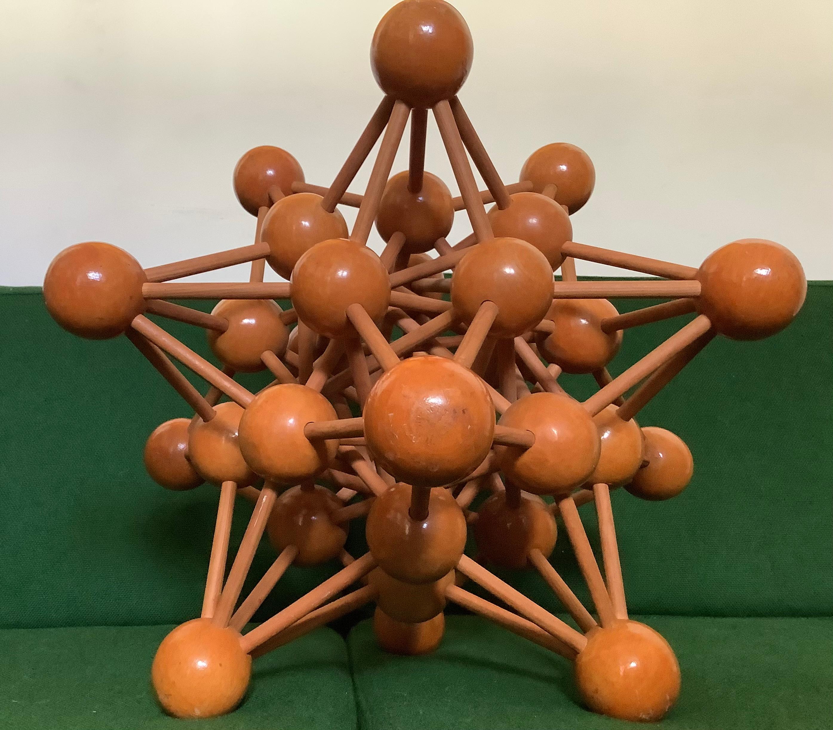 Wissenschaftliches Modell, das im naturwissenschaftlichen Unterricht verwendet wird, um Moleküle oder atomare Strukturen darzustellen.
Dekorations- und Sammlerstücke .Cc 1960er Jahre