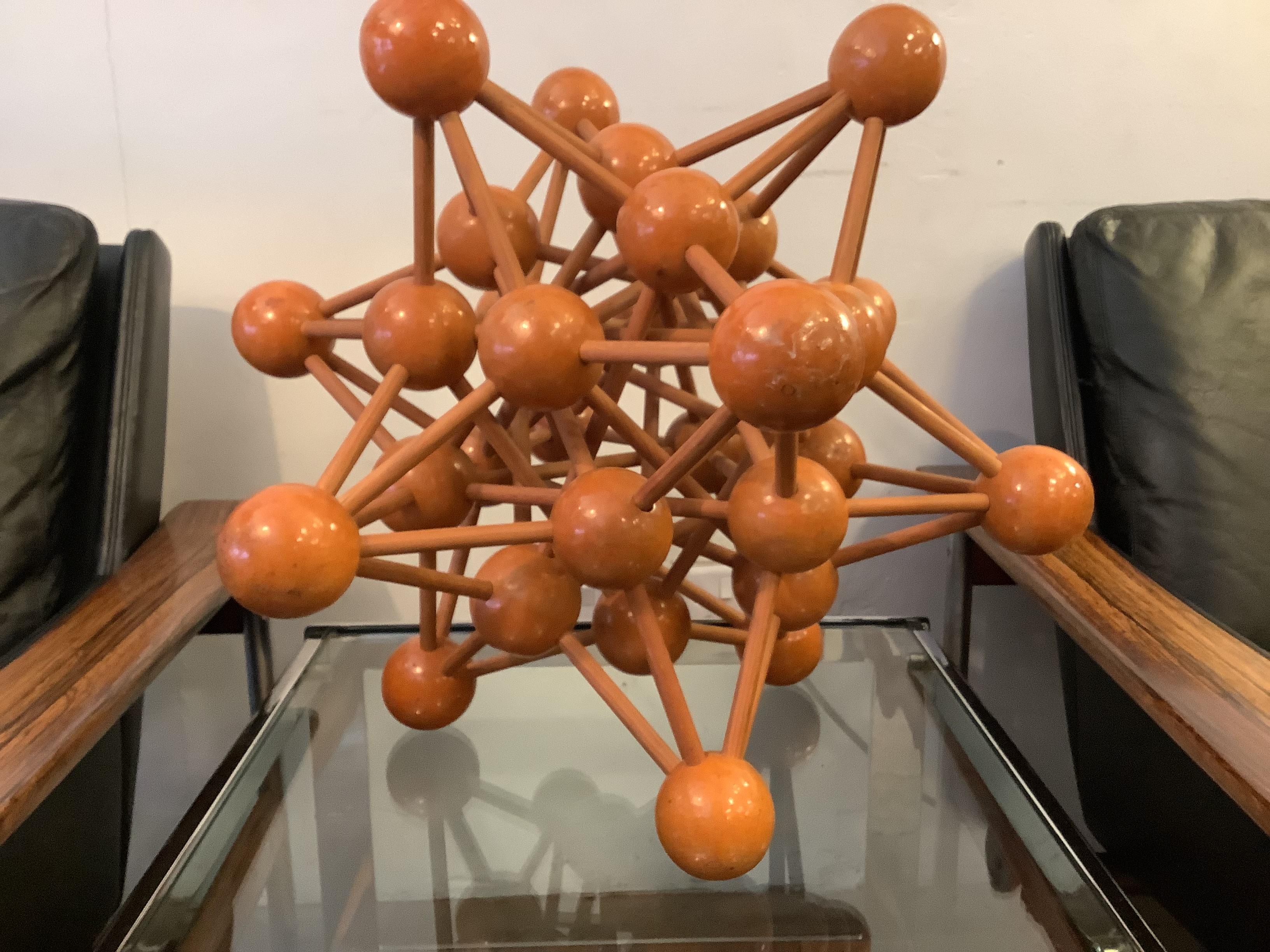 1960er Jahre Atomare Holzskulptur für die Wissenschaft (Französisch) im Angebot