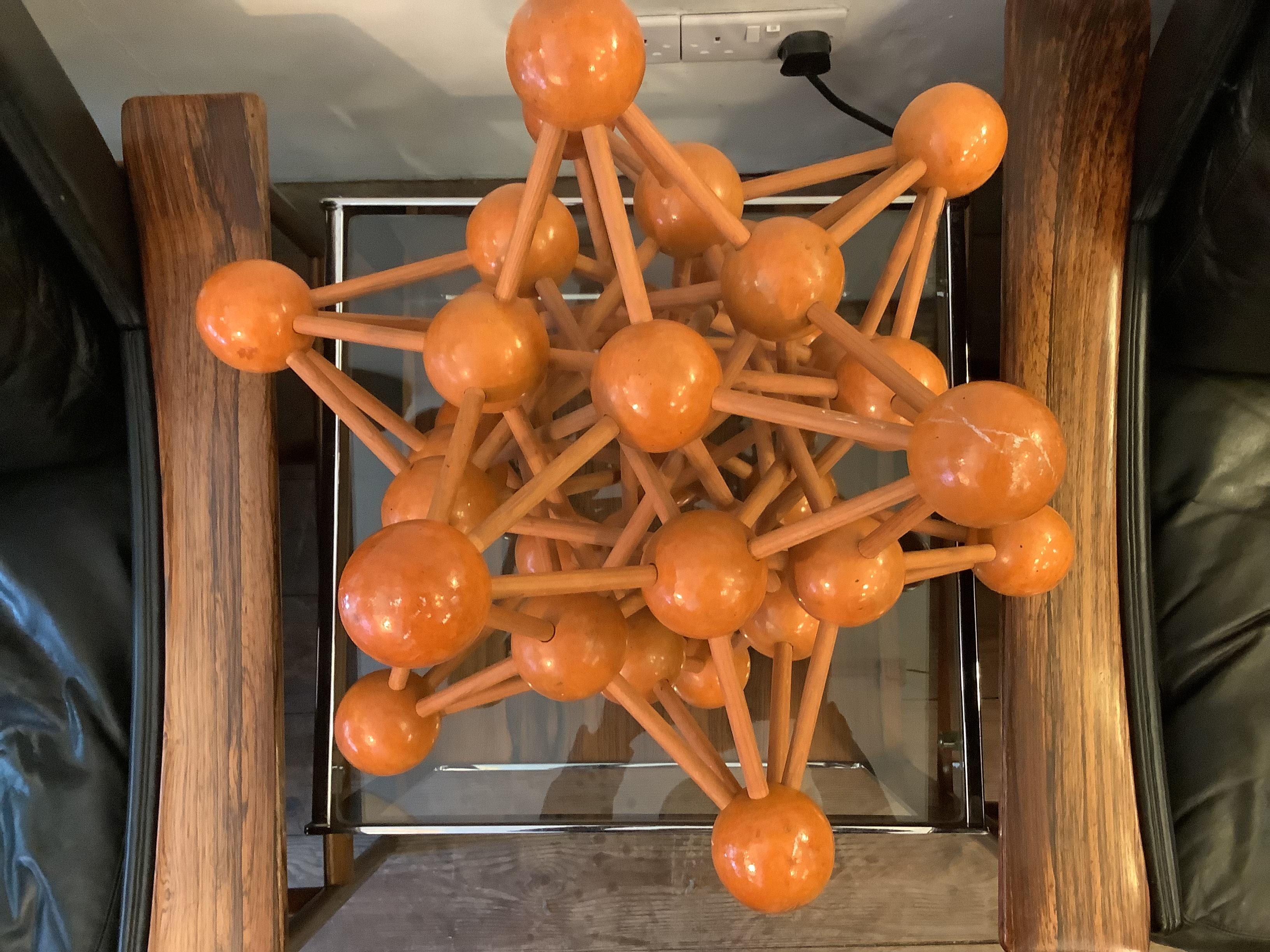 1960er Jahre Atomare Holzskulptur für die Wissenschaft (Handgefertigt) im Angebot