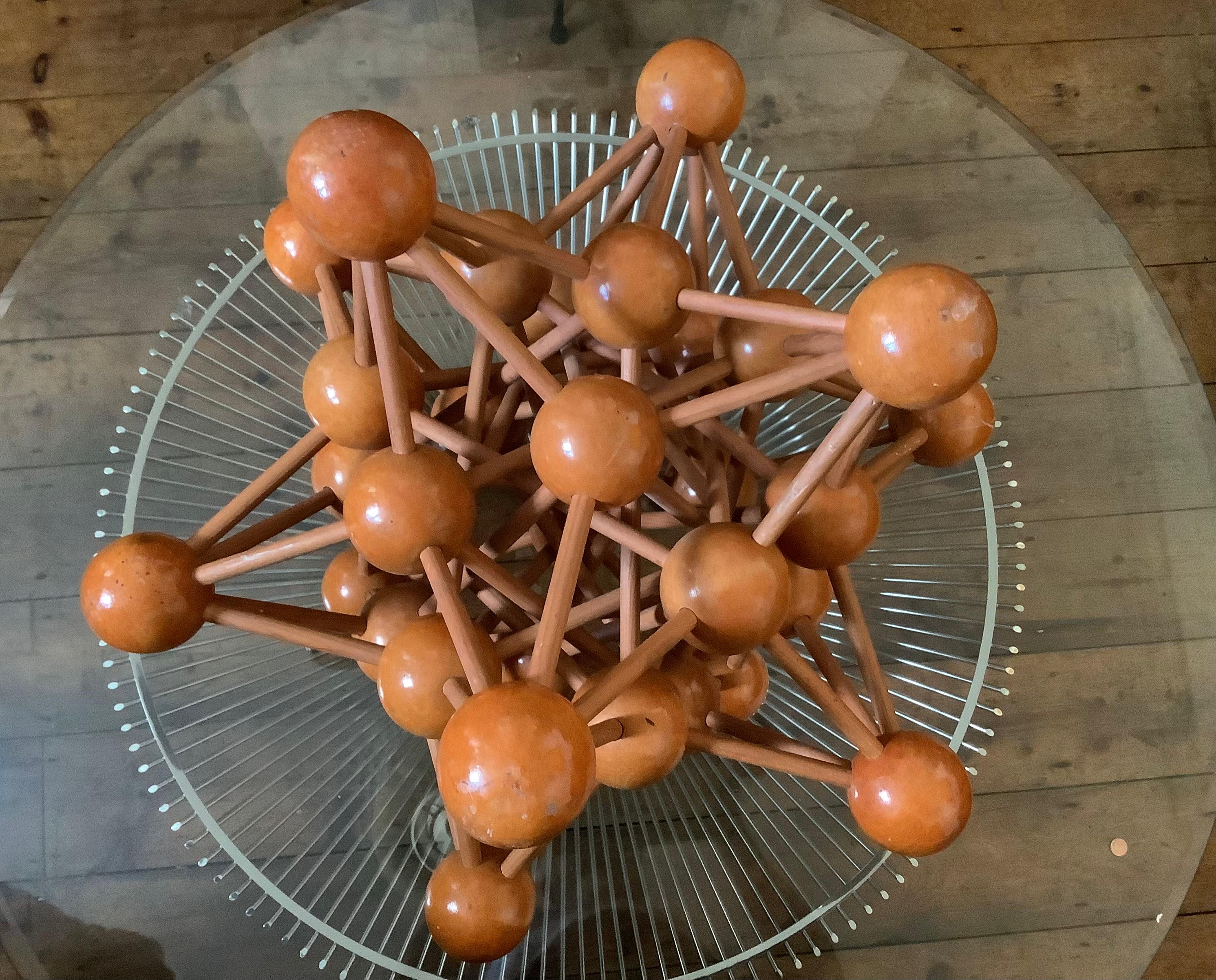 1960er Jahre Atomare Holzskulptur für die Wissenschaft im Zustand „Gut“ im Angebot in London, Lambeth