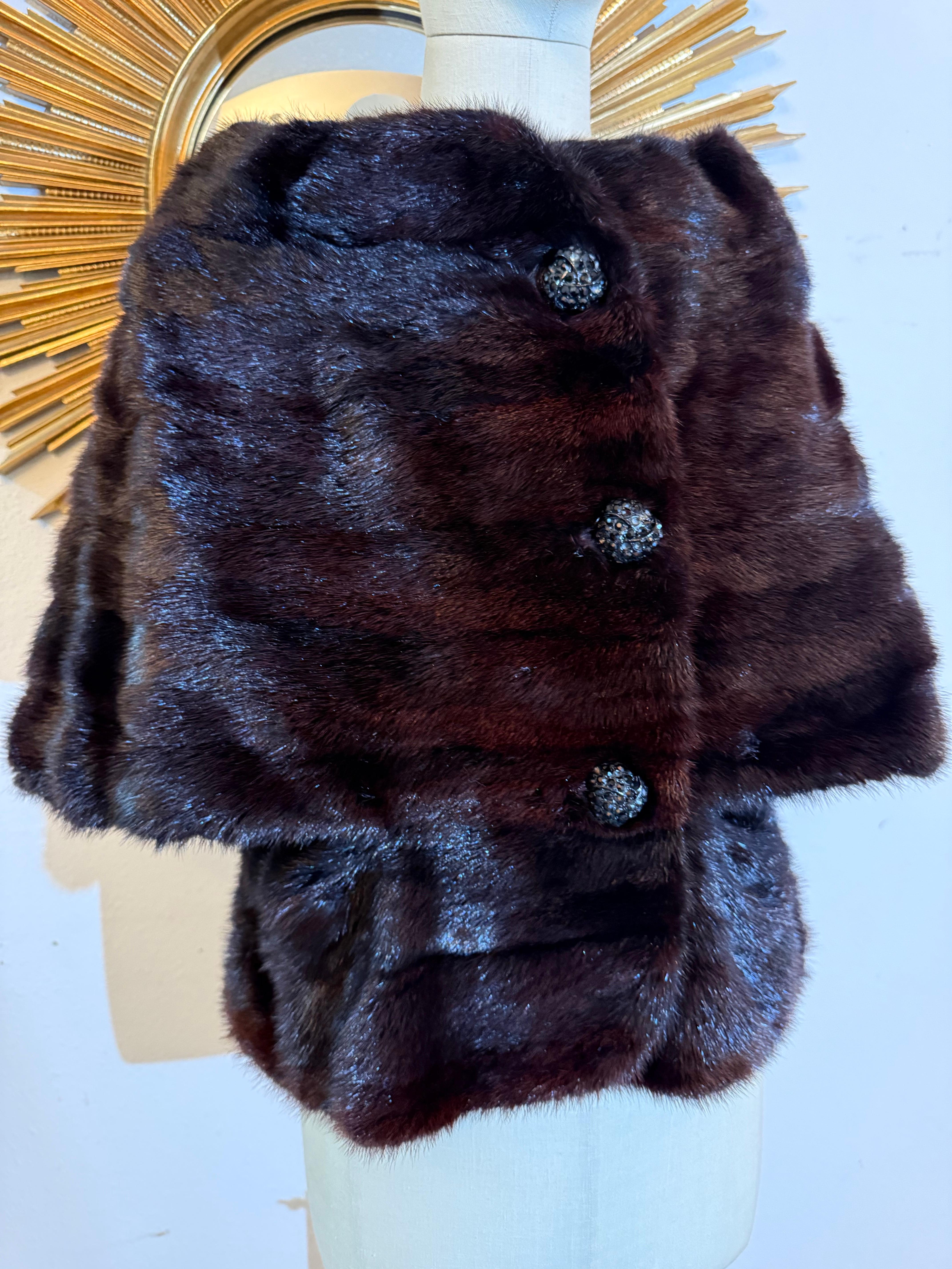 Stola in pelliccia di visone color melanzana degli anni '60 - Design unico - con bottoni Jewell in vendita 5