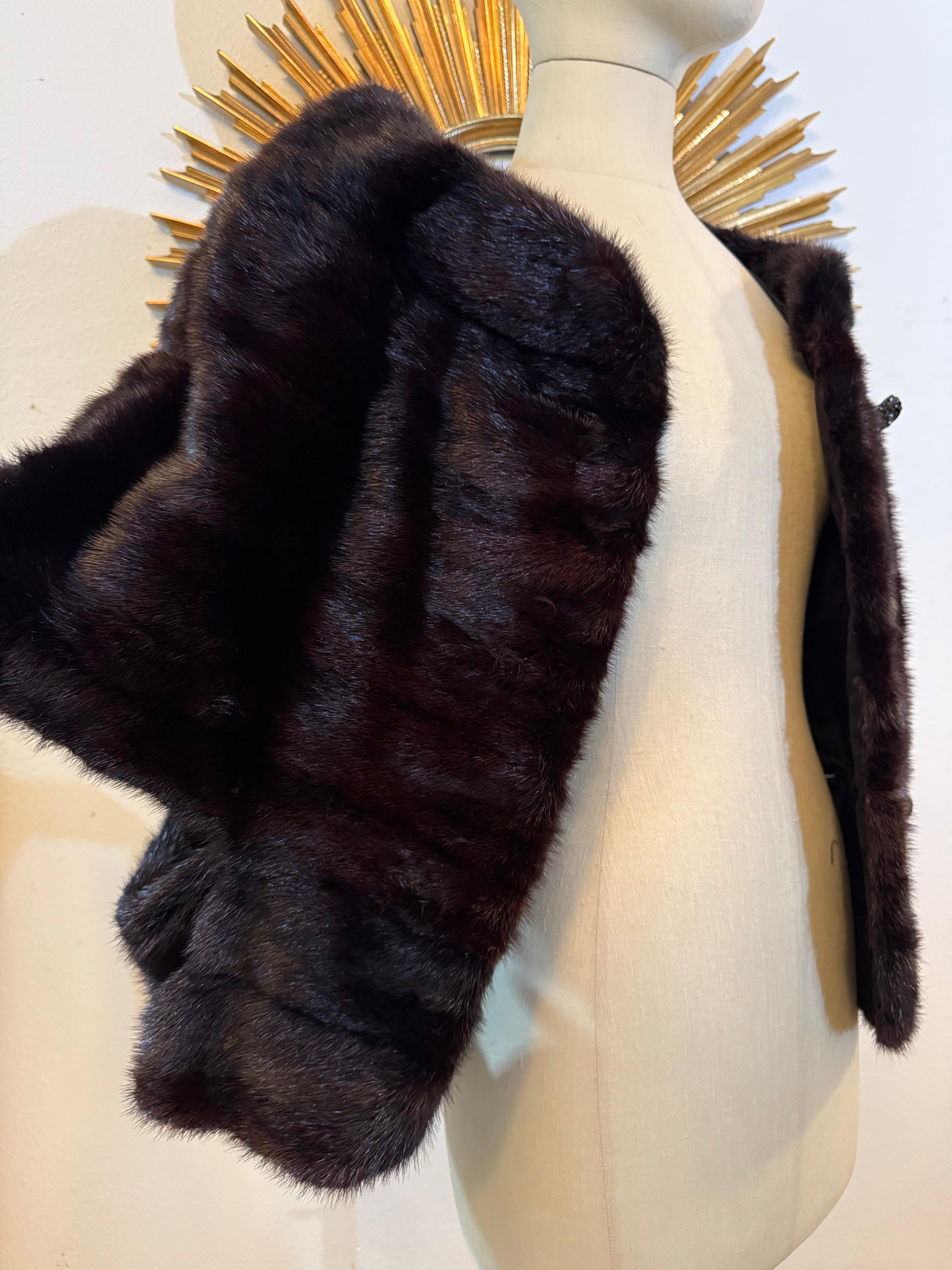 Stola in pelliccia di visone color melanzana degli anni '60 - Design unico - con bottoni Jewell in vendita 6