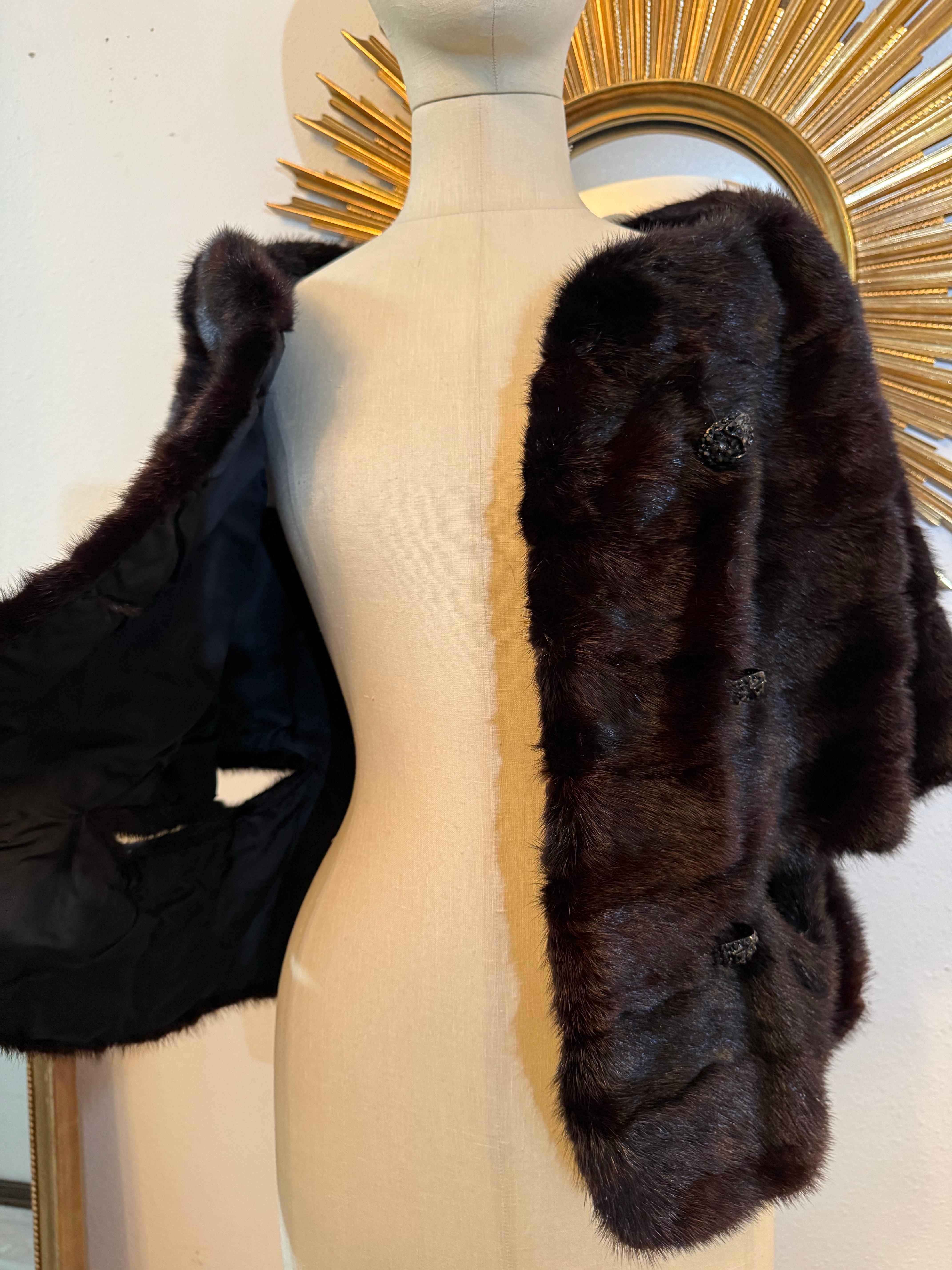 Stola in pelliccia di visone color melanzana degli anni '60 - Design unico - con bottoni Jewell in vendita 7