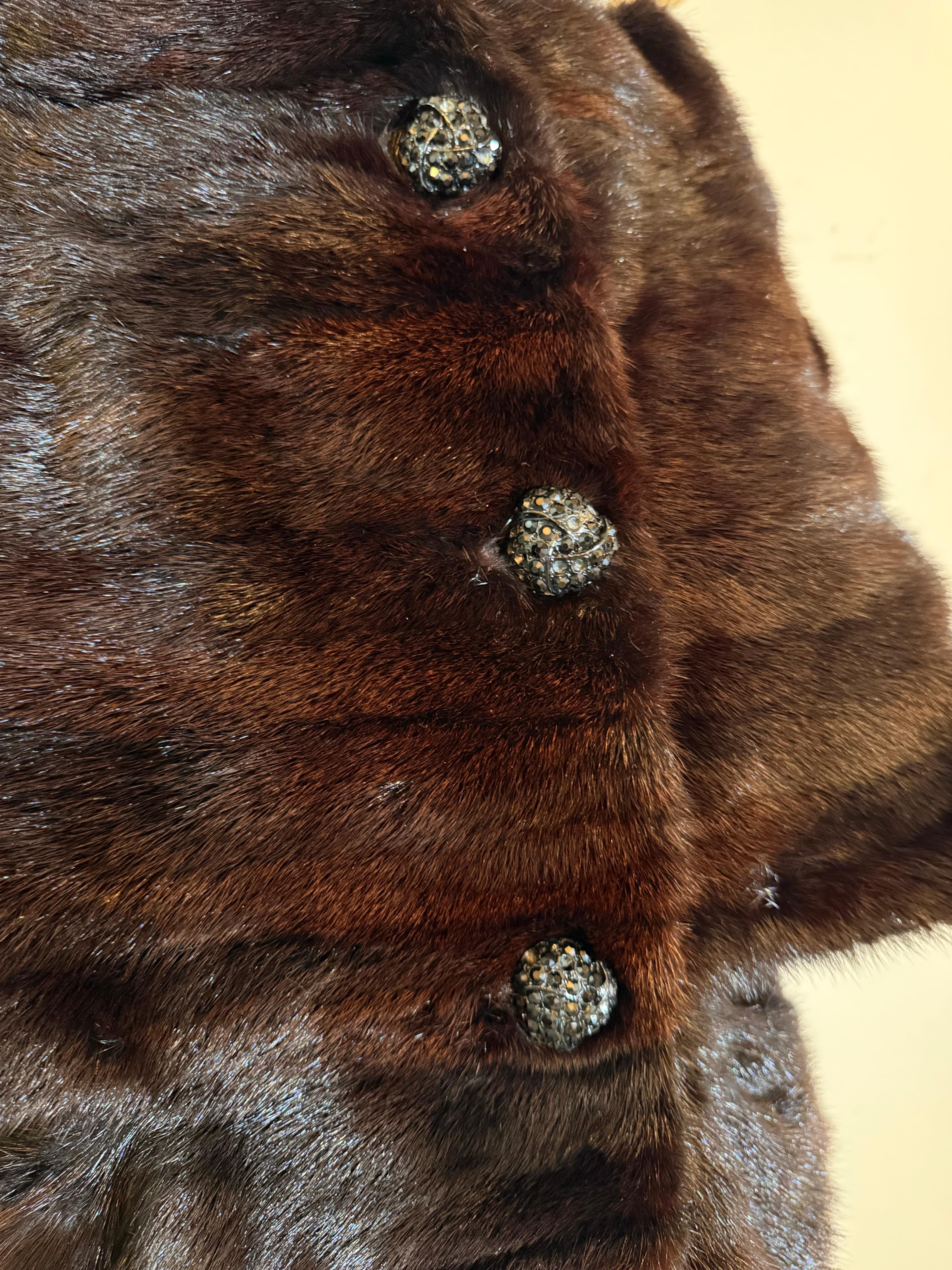 Stola in pelliccia di visone color melanzana degli anni '60 - Design unico - con bottoni Jewell in vendita 8