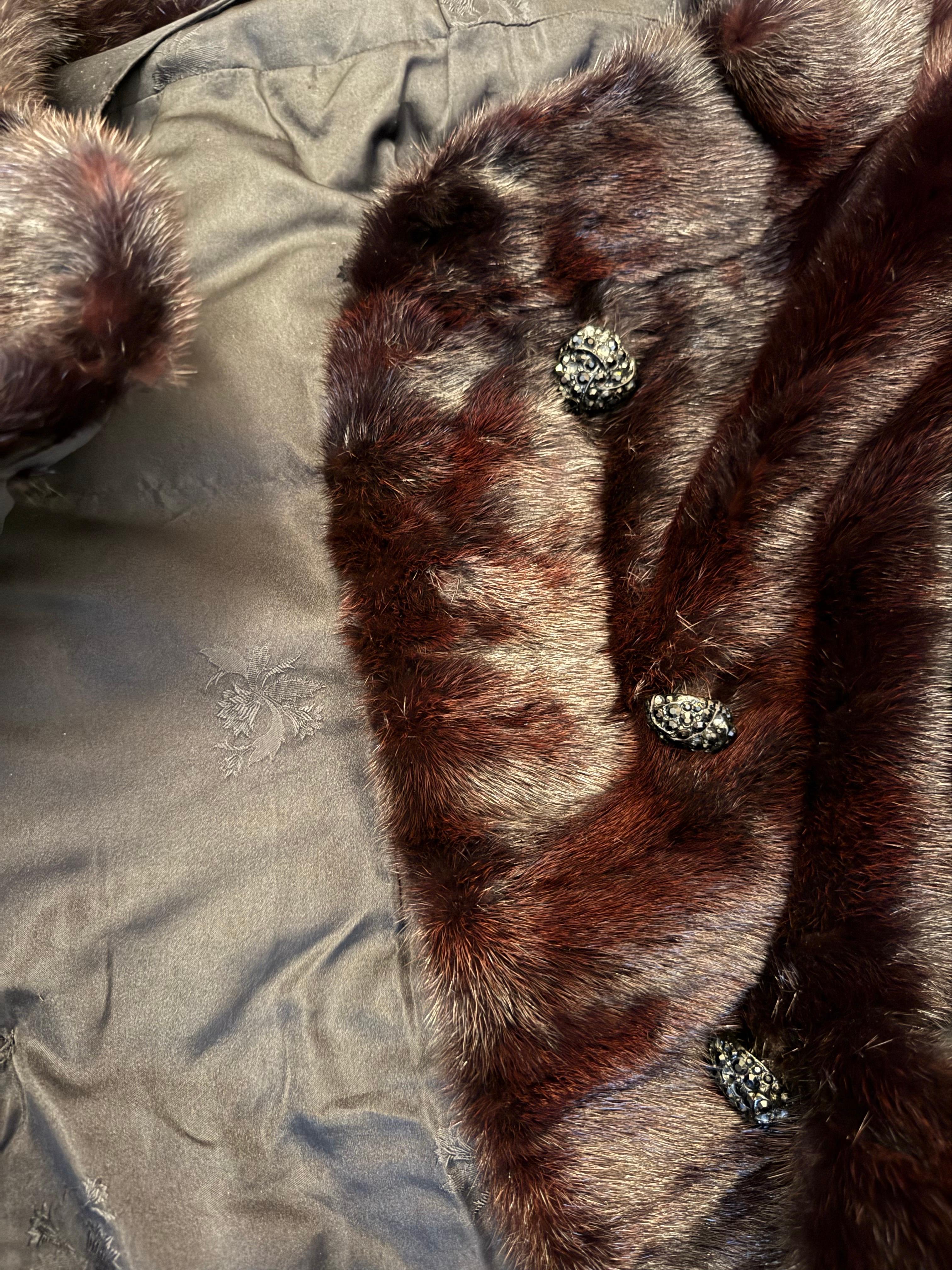 Stola in pelliccia di visone color melanzana degli anni '60 - Design unico - con bottoni Jewell in vendita 9