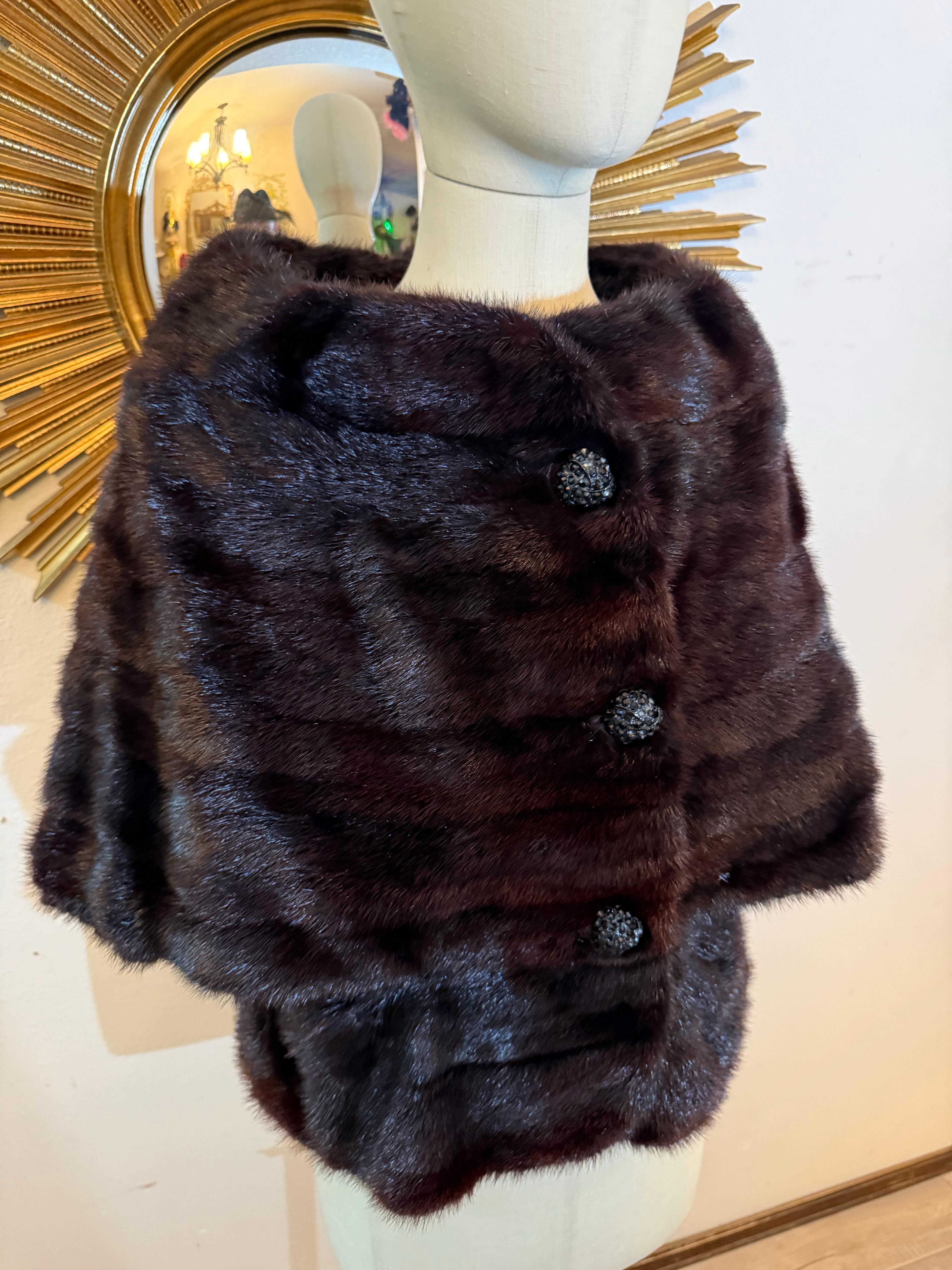 Nero Stola in pelliccia di visone color melanzana degli anni '60 - Design unico - con bottoni Jewell in vendita