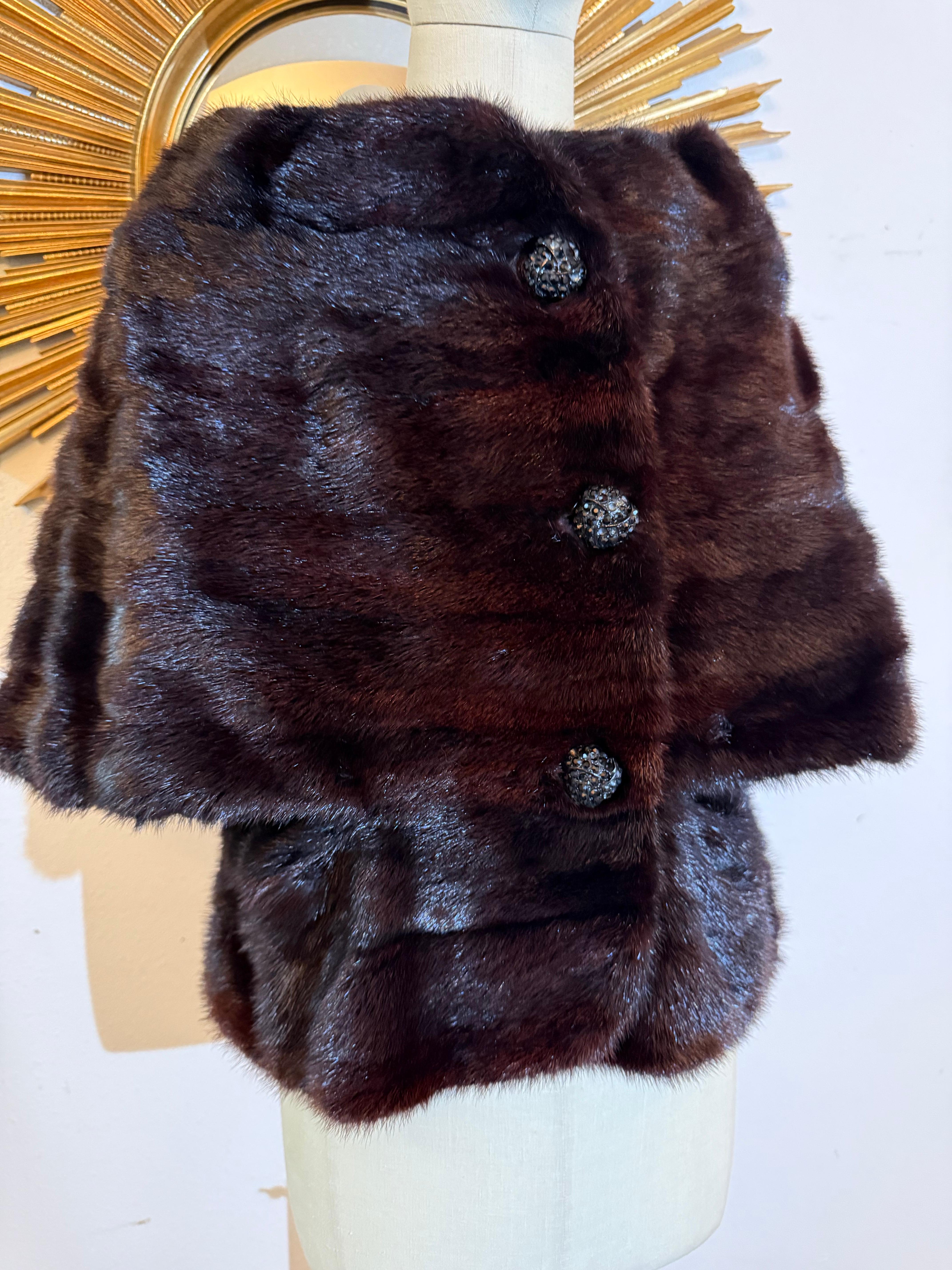 Stola in pelliccia di visone color melanzana degli anni '60 - Design unico - con bottoni Jewell In condizioni ottime in vendita a Gresham, OR