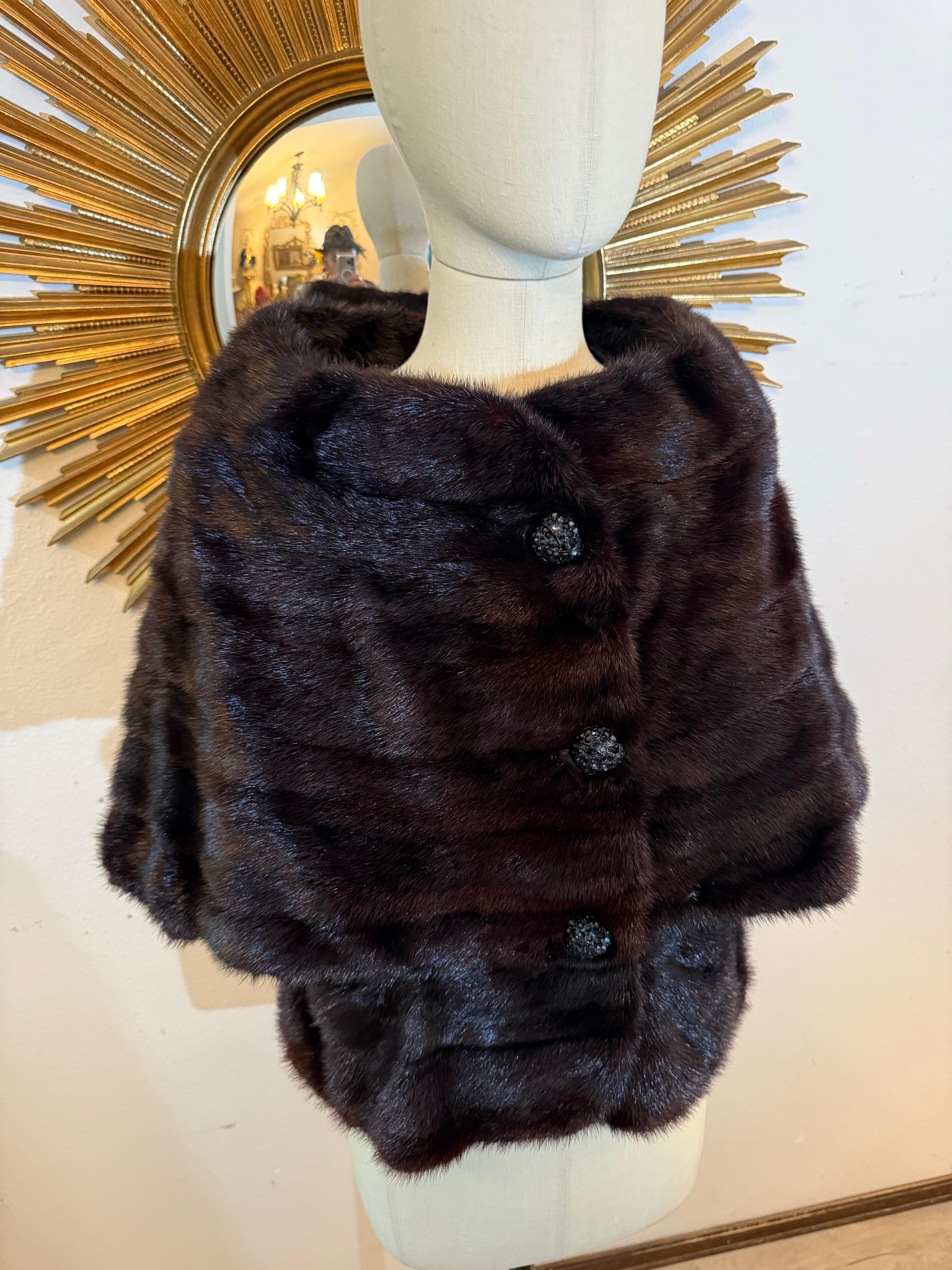 Donna Stola in pelliccia di visone color melanzana degli anni '60 - Design unico - con bottoni Jewell in vendita