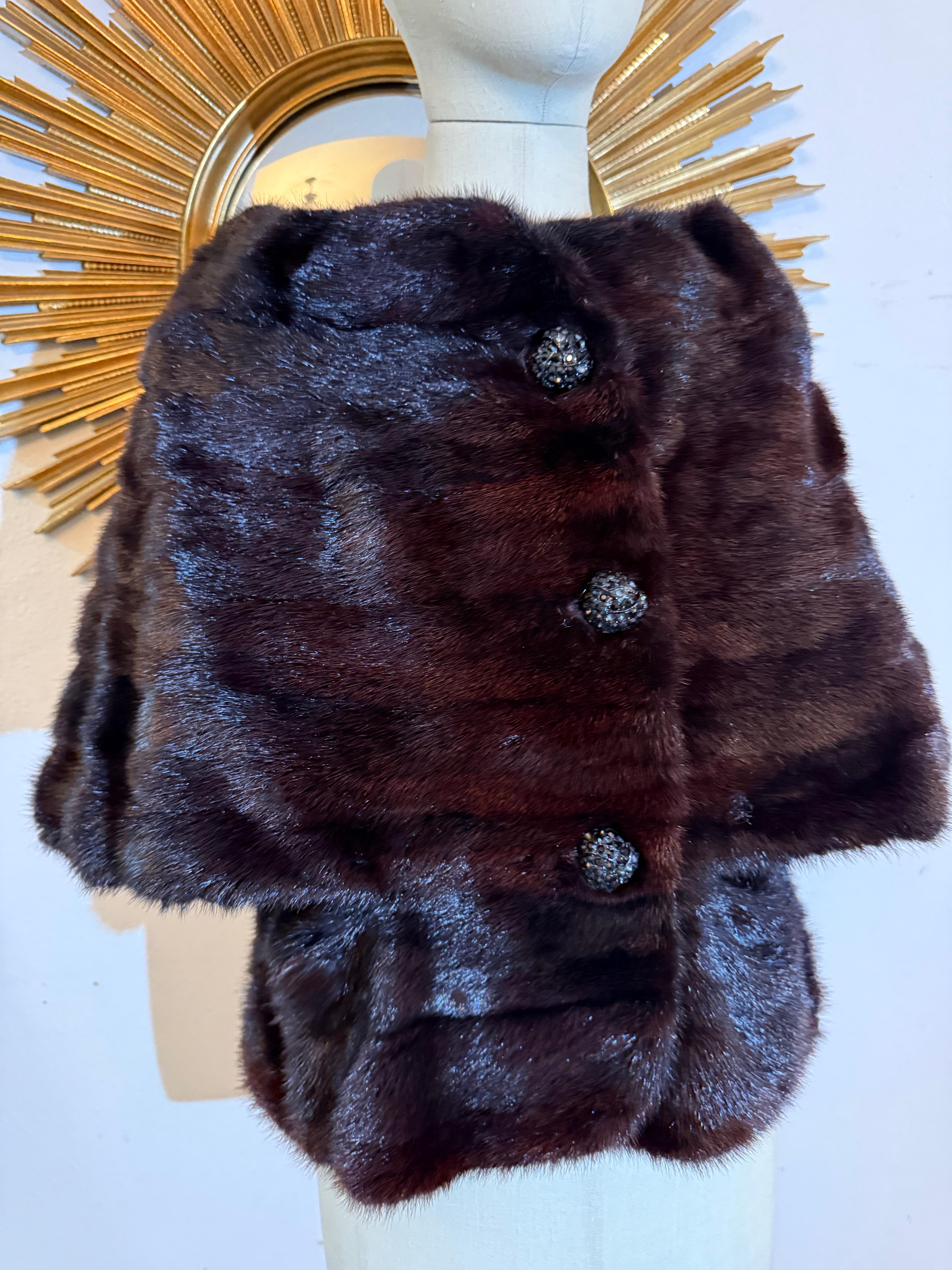 Stola in pelliccia di visone color melanzana degli anni '60 - Design unico - con bottoni Jewell in vendita 1