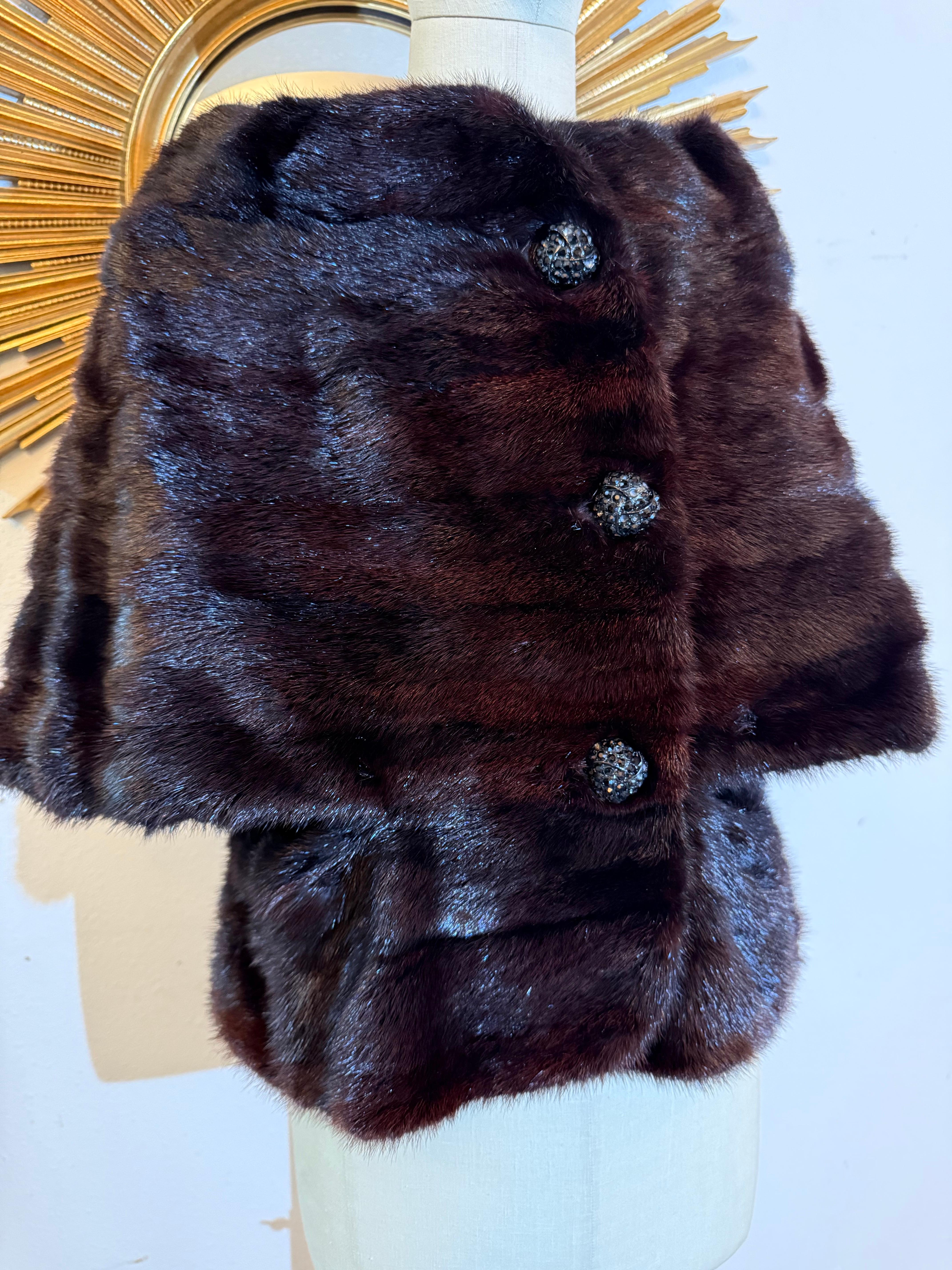 Stola in pelliccia di visone color melanzana degli anni '60 - Design unico - con bottoni Jewell in vendita 2