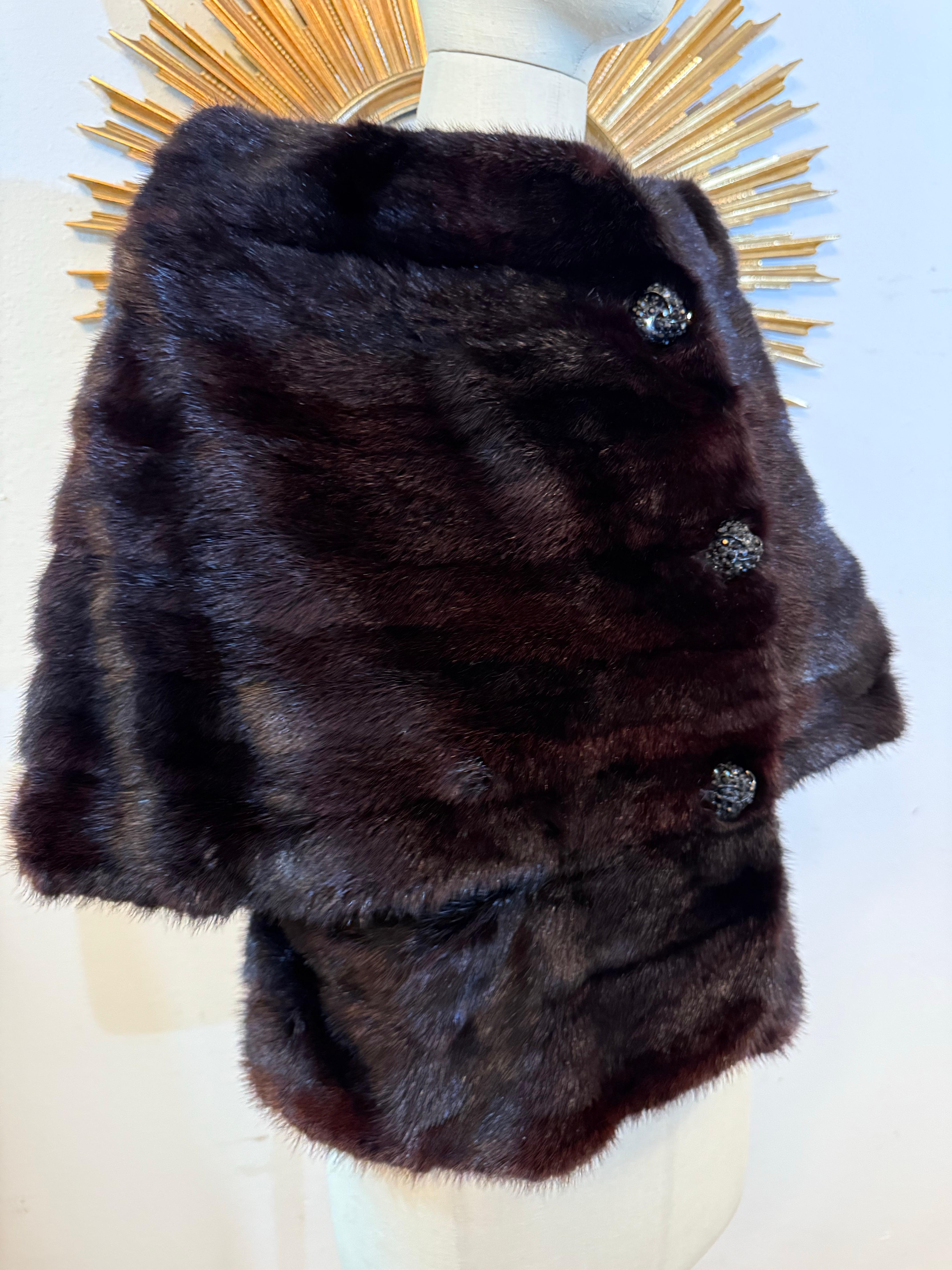 Stola in pelliccia di visone color melanzana degli anni '60 - Design unico - con bottoni Jewell in vendita 3