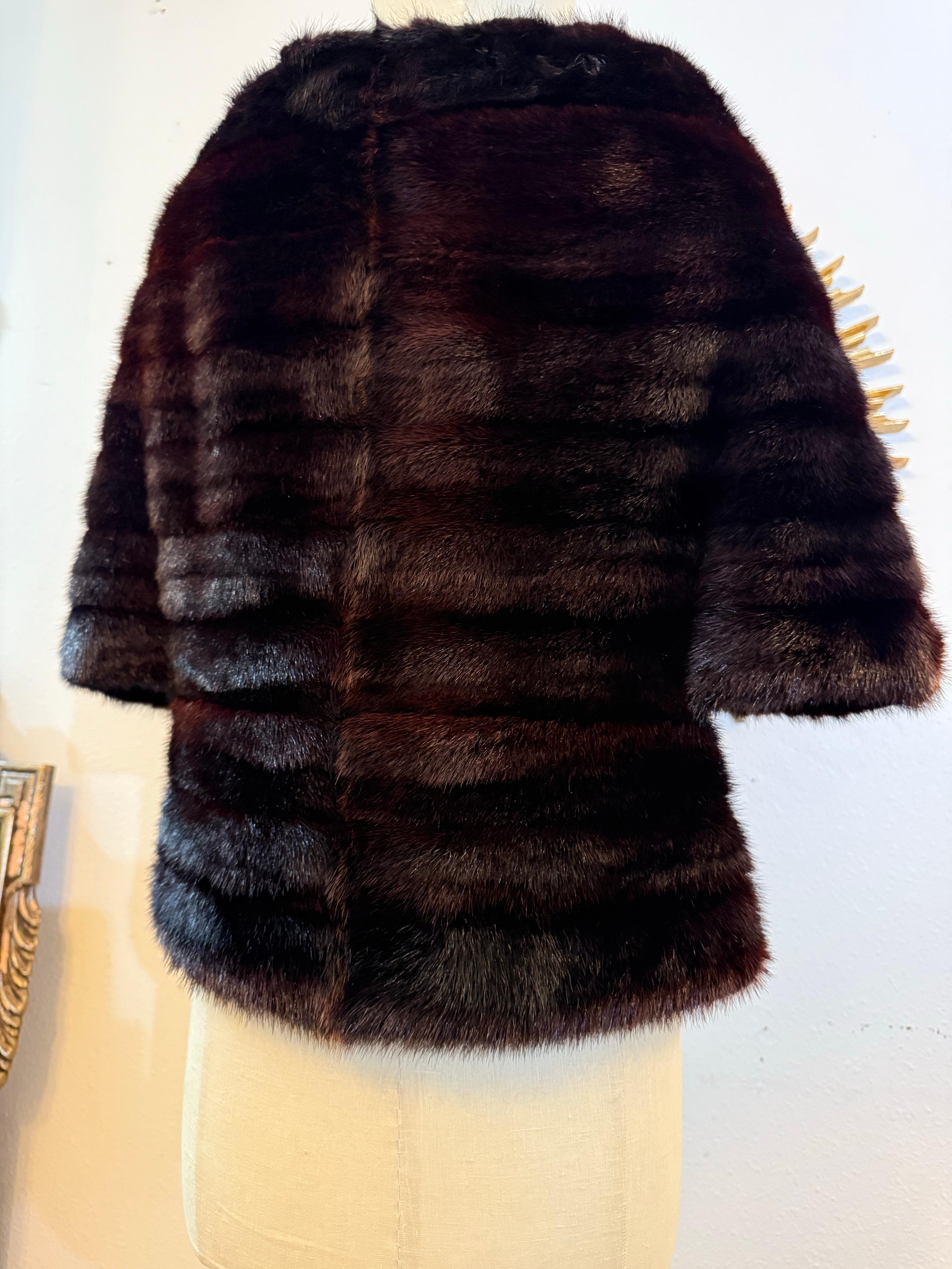 Stola in pelliccia di visone color melanzana degli anni '60 - Design unico - con bottoni Jewell in vendita 4