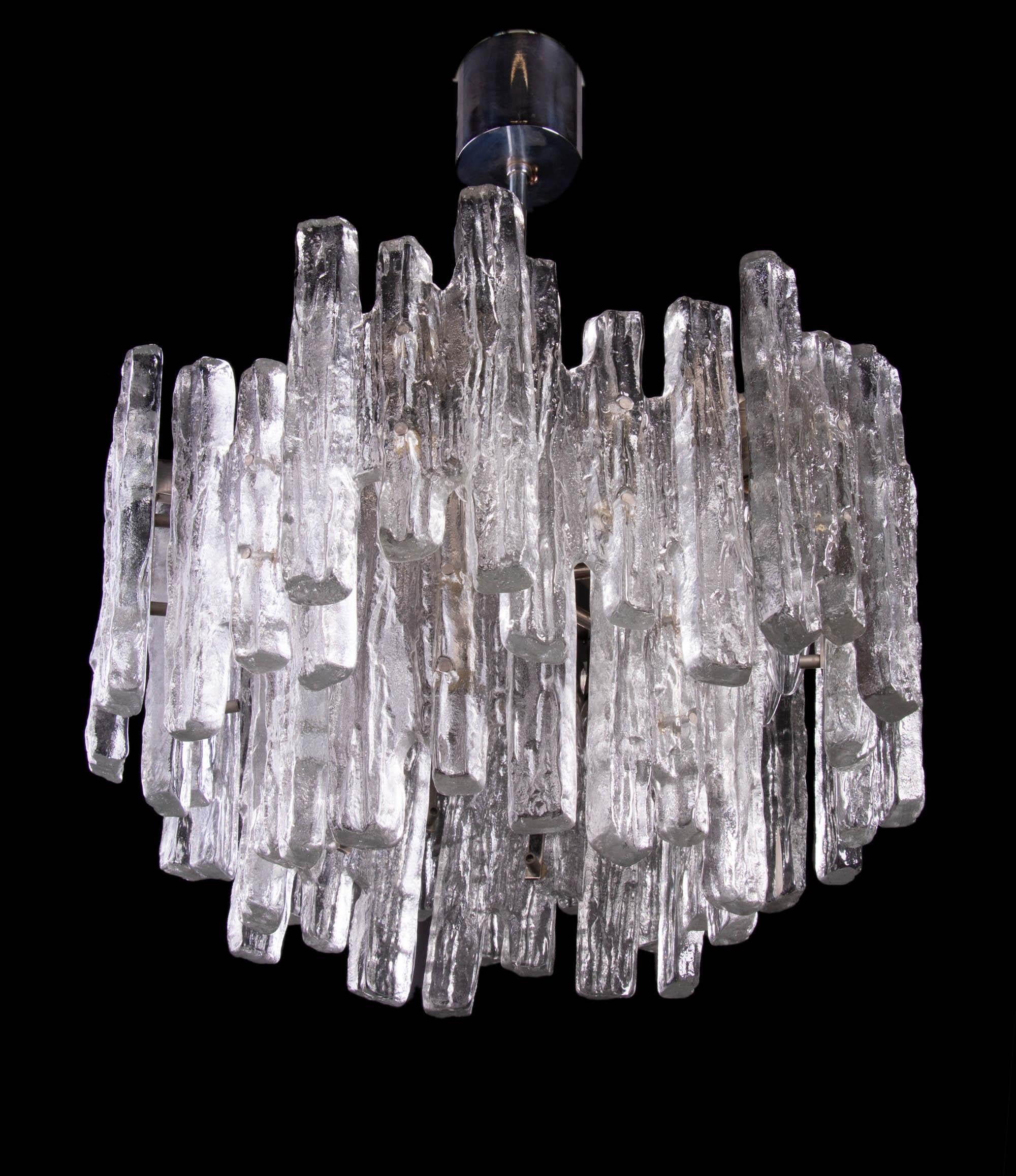 Eleganter Kronleuchter mit Scheiben aus mattiertem Murano-Glas auf einem vernickelten und teilweise verchromten Gestell, entworfen von J.T. Kalmar. Hängendes Glas ähnelt Eiszapfen. Der Kronleuchter leuchtet wunderschön und spendet sehr viel Licht.