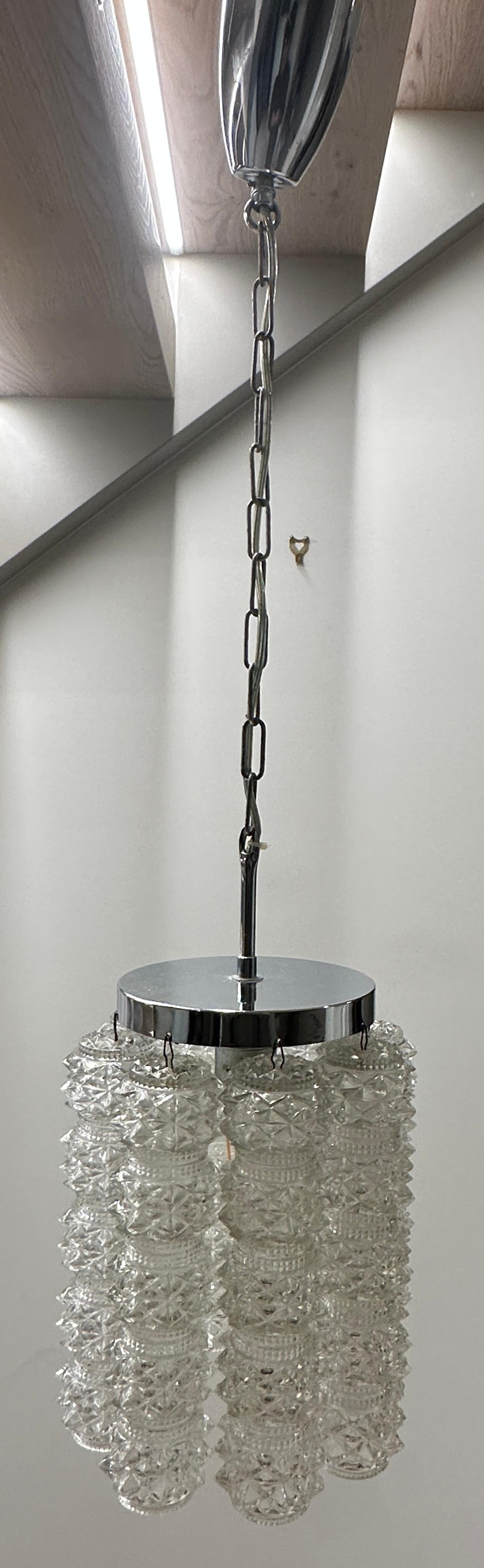 Lámpara colgante austriaca de cristal facetado Kalmar de los años 60, cromada en venta 4