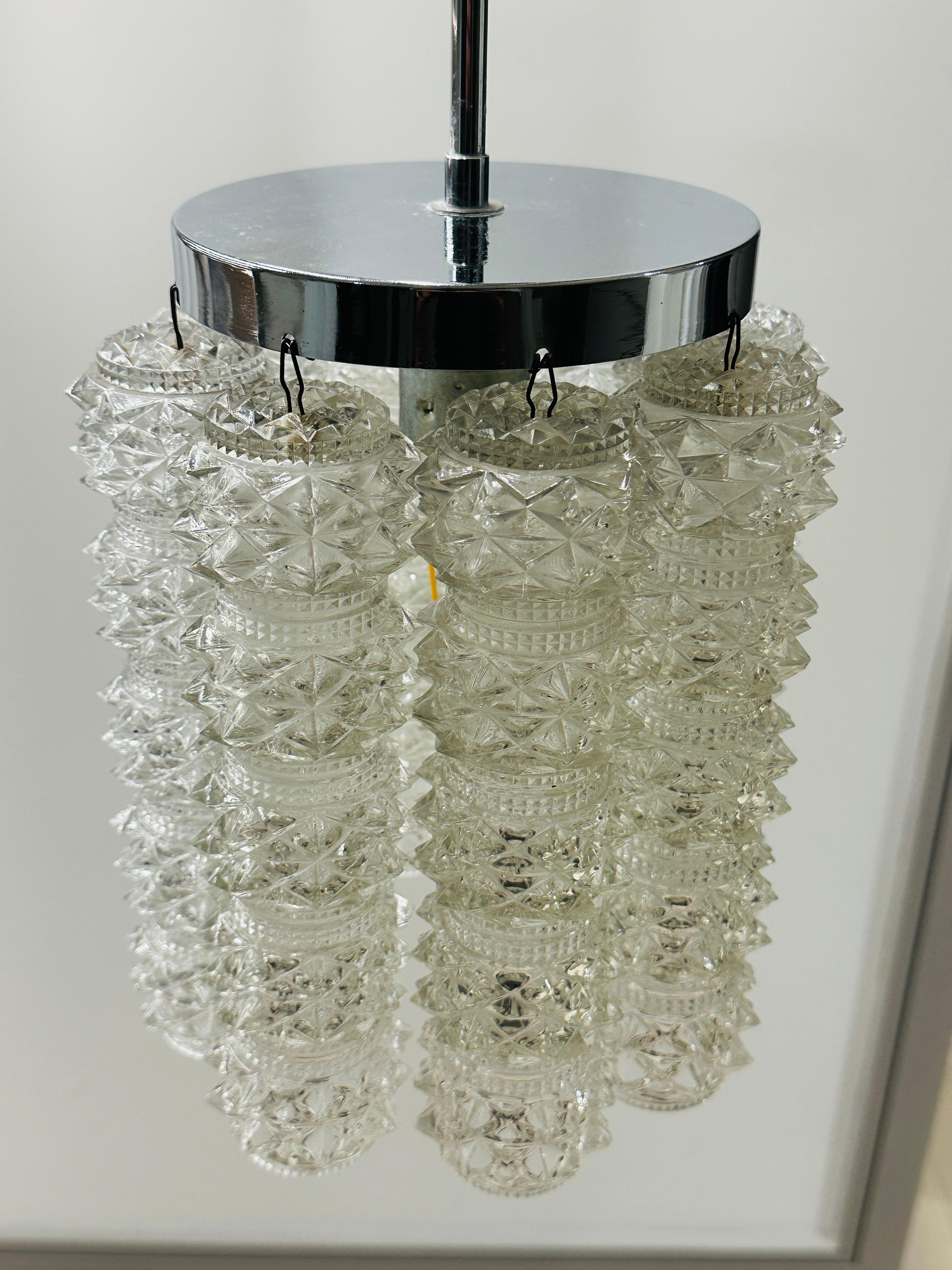 Lámpara colgante austriaca de cristal facetado Kalmar de los años 60, cromada en venta 5