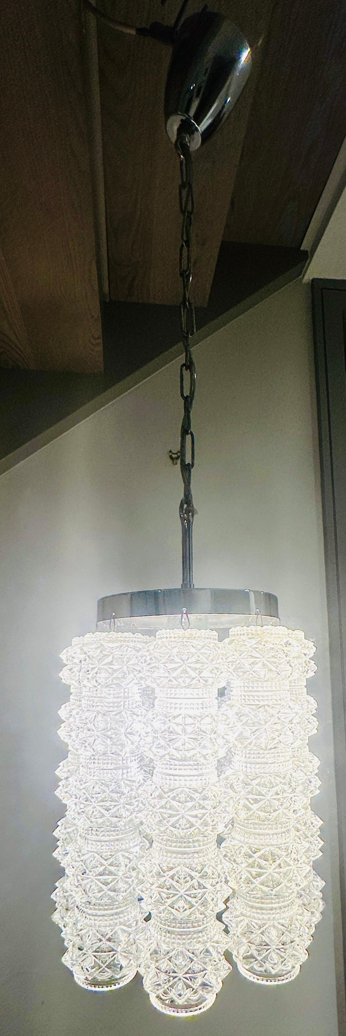 Lámpara colgante austriaca de cristal facetado Kalmar de los años 60, cromada Moderno de mediados de siglo en venta