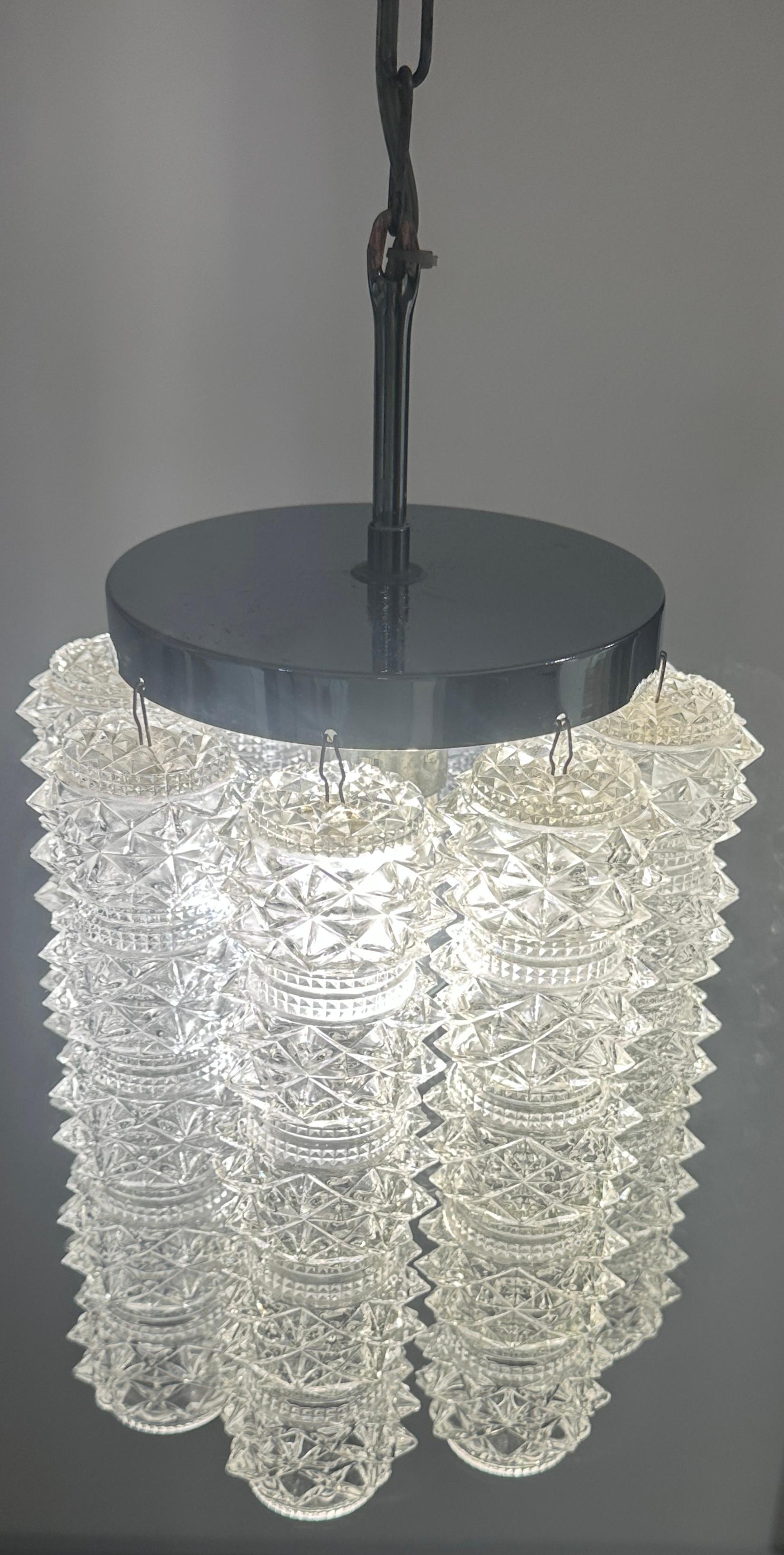 Lámpara colgante austriaca de cristal facetado Kalmar de los años 60, cromada siglo XX en venta