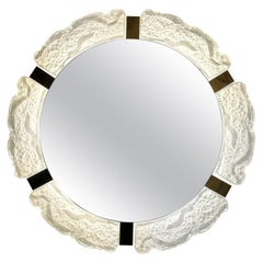 Specchio da parete illuminato in cristallo e ottone invecchiato Kalmar austriaco degli anni '60