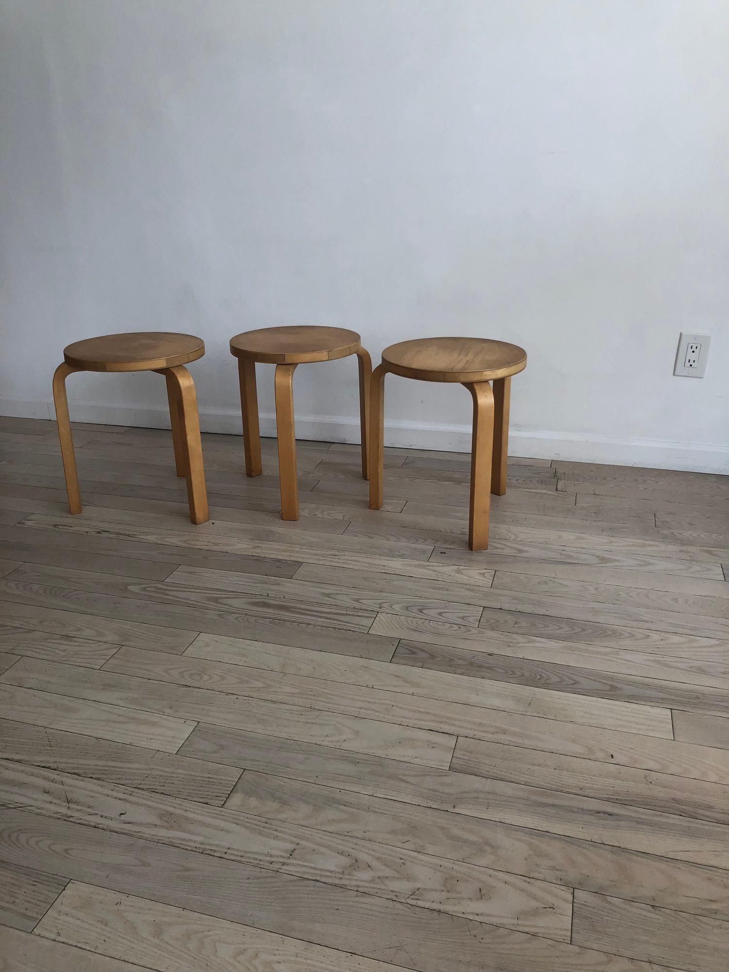 1960s Authentic Alvar Aalto Beech Three-Legged Stacking Stools, Set of Three In Excellent Condition In Brooklyn, NY