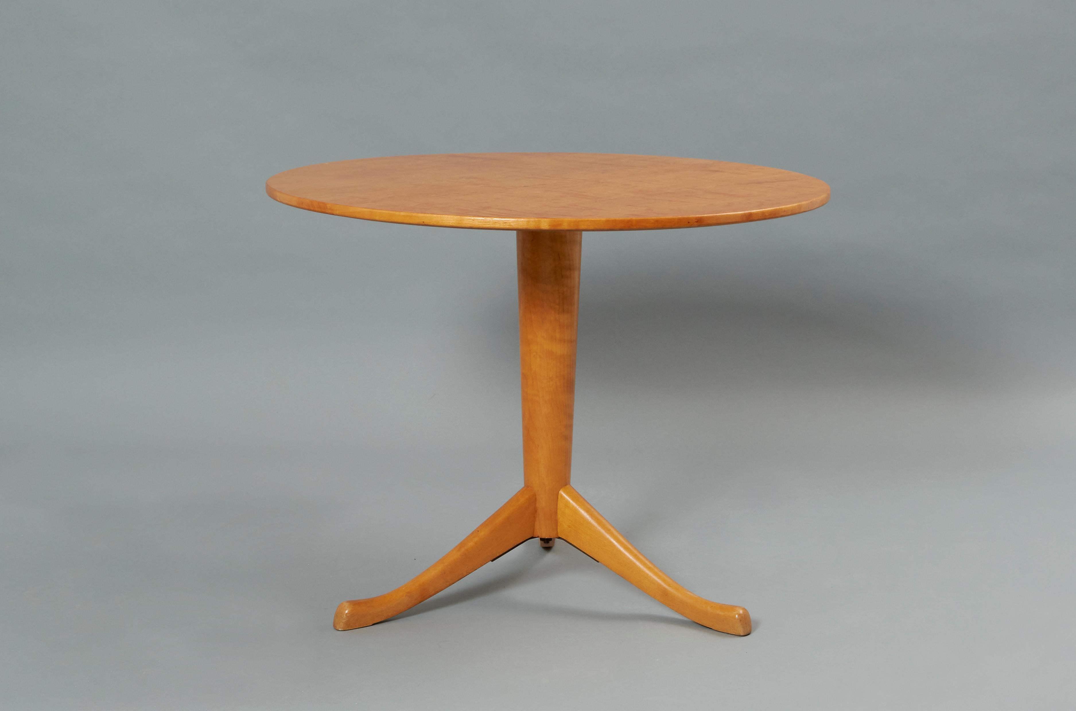 A round side or gueridon table by axel Larsson for Svenska Möbelfabrikerna Bodafors in birch, Sweden circa 1940. 
This model “1504” table was part of the 1936 “Fritiden” exposition in Ystad, Sweden. Fully refinished.

Axel Larsson (1898-1975was a