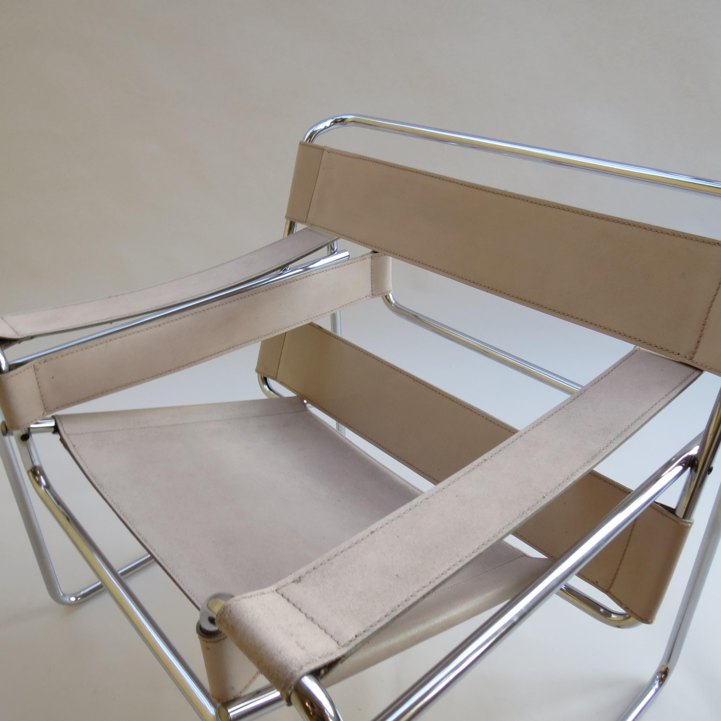 Wassily armchair in cream leather, designed by Marcel Breuer and manufactured by Gavina, Italy in the 1960s, original year of design 1925. Gavina produced the Wassily chair under licence between 1962 and 1968, then Knoll purchased the Gavina company