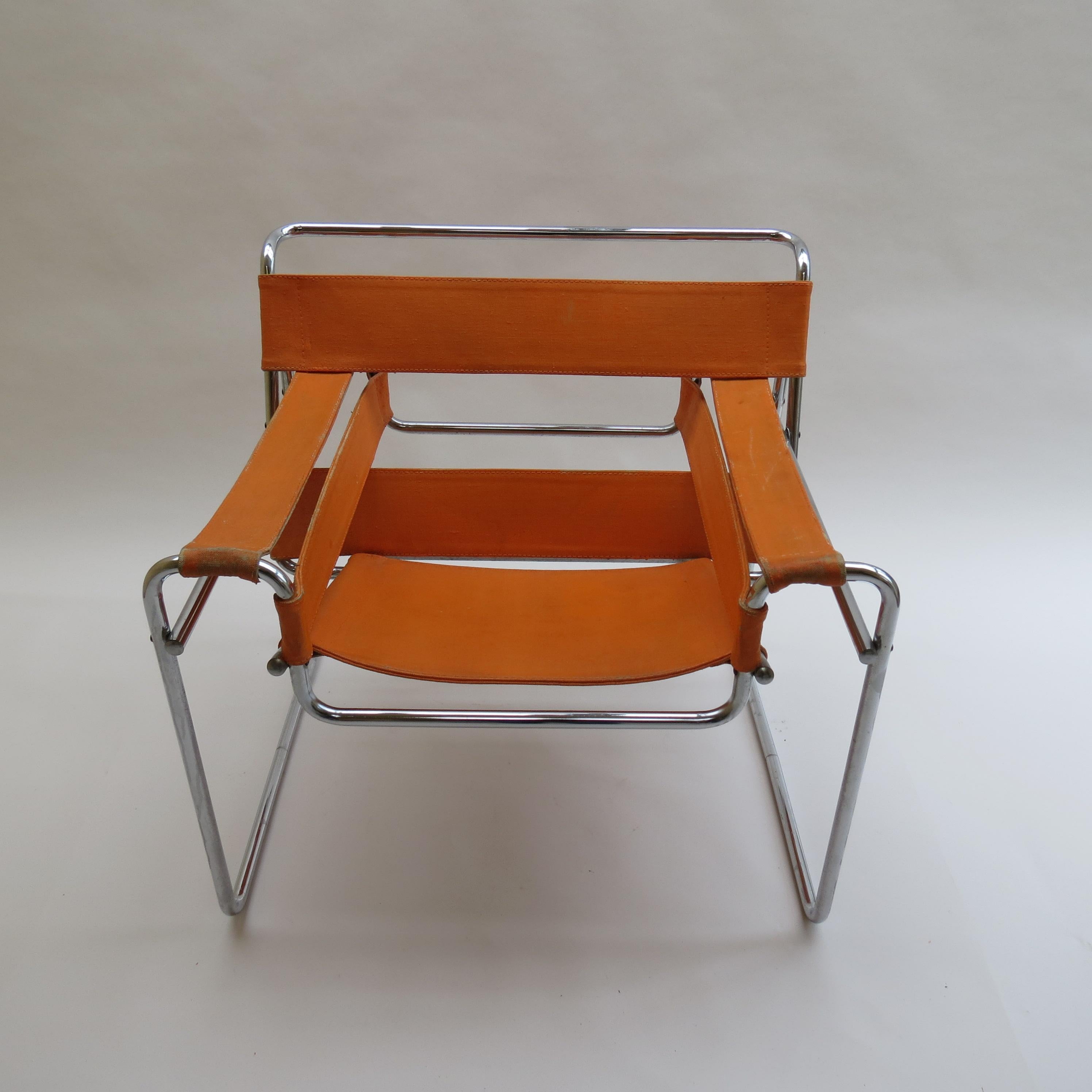 Sessel Wassily, entworfen von Marcel Breuer und hergestellt von Gavina, Italien, in den 1960er Jahren, ursprüngliches Designjahr 1925. Gavina produzierte den Wassily-Stuhl zwischen 1962 und 1968 in Lizenz, dann kaufte Knoll das Unternehmen Gavina