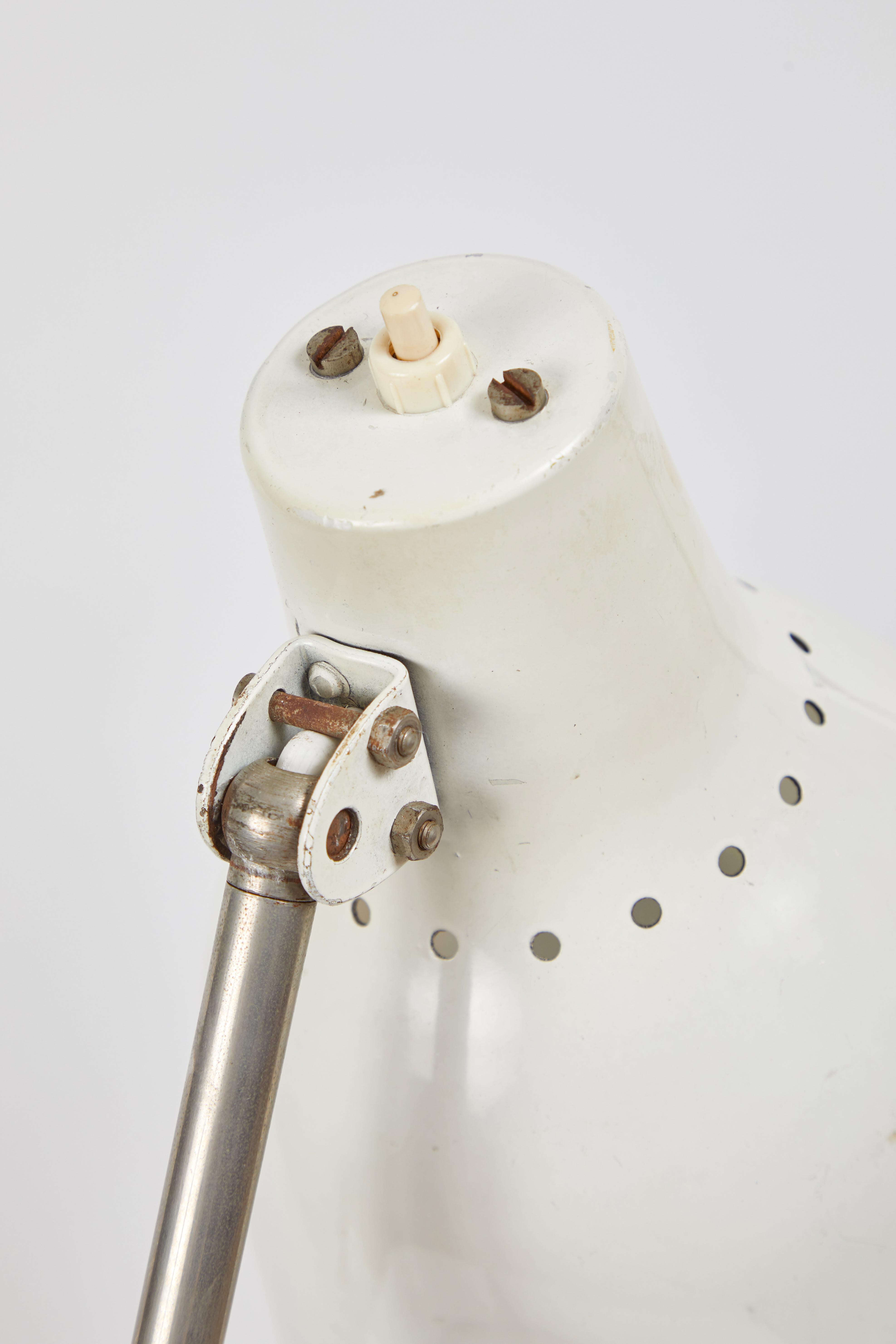1960er Jahre BAG Turgi Weiße Tischlampe (Metall) im Angebot
