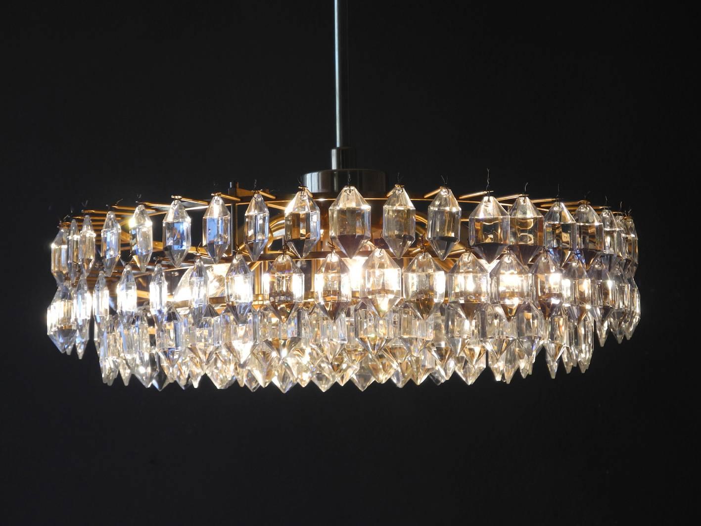 Beautiful original 1960s Bakalowits crystal chandelier with brass frame.
Very high quality lamp with faceted crystals.
Fantastic light, fits in all rooms.
Very nice warm glare-free light with six E14 sockets and one E27 in the middle.
Complete