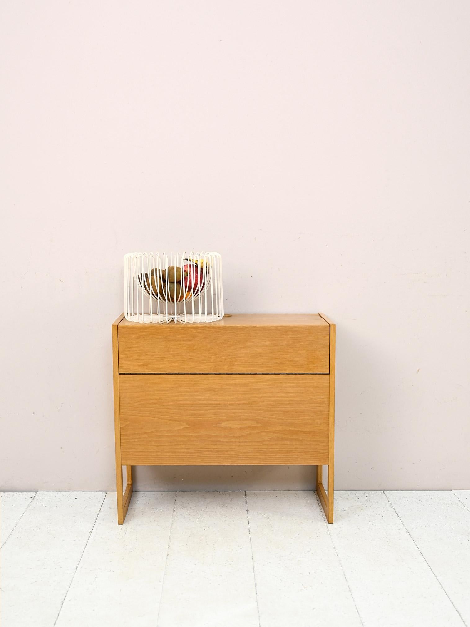 Originaler skandinavischer Eichenschrank im Vintage-Look.

Ein unverwechselbares Möbelstück, das sich durch den aufklappbaren Deckel auszeichnet. Das geräumige Innenfach eignet sich ideal als Barschrank oder als Truhe zur Aufbewahrung von