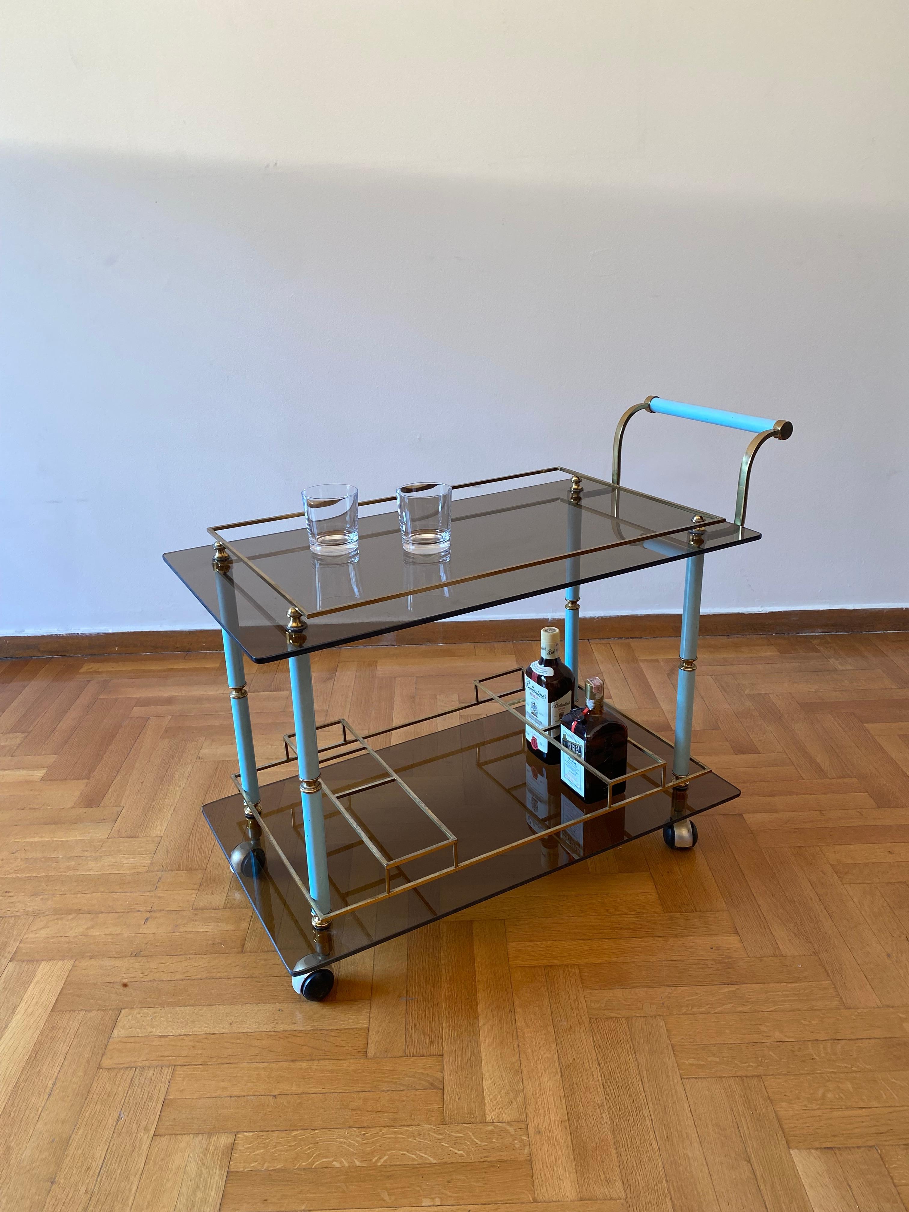Milieu du XXe siècle 1960s Bar Cart Drinks Trolley Brass Table Smoked Glass Hollywood Regency Italian en vente