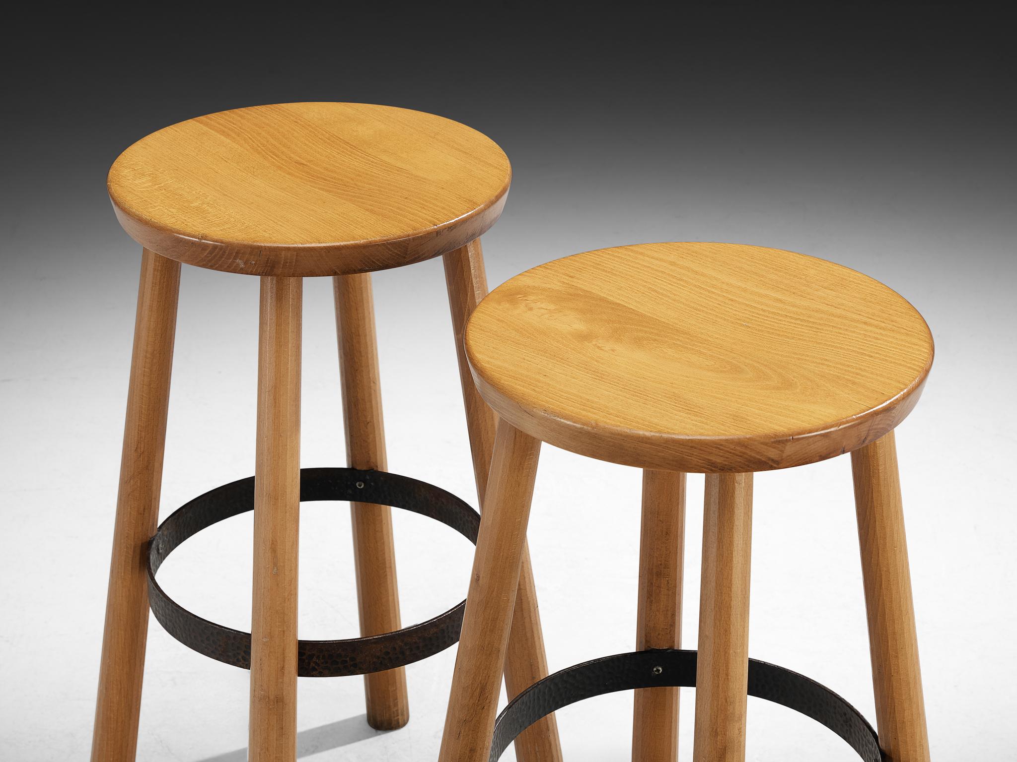 1960er Jahre Barhocker aus blondem Holz und gehämmertem Eisen im Angebot 4