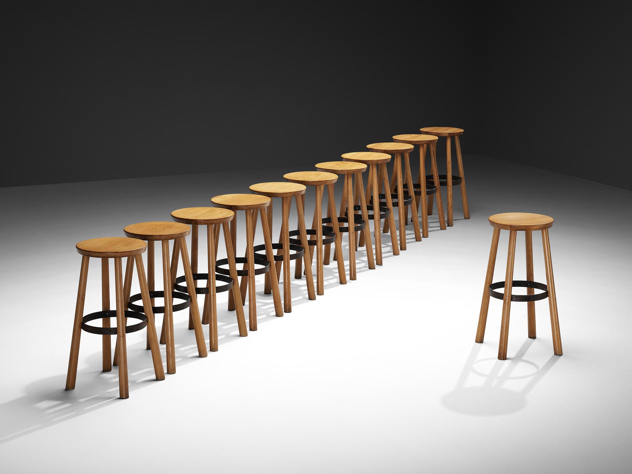 Barhocker, Buche, gehämmertes Eisen, Europa, 1960er Jahre

Diese Gruppe von Barhockern aus den 1960er Jahren basiert auf einer klaren Geometrie: eine perfekt runde Sitzfläche, die von vier gleichmäßig verteilten Beinen getragen wird, die sich sanft