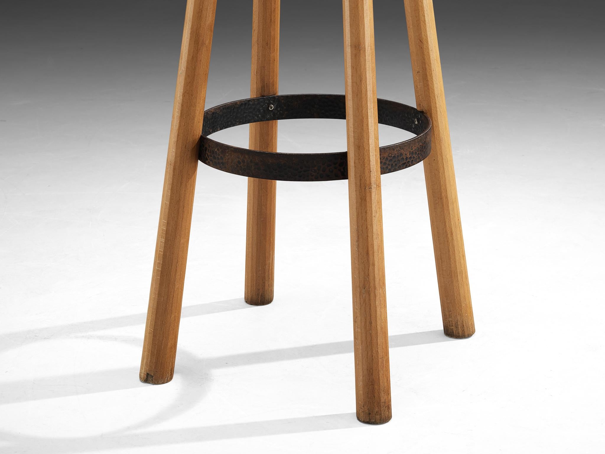 1960er Jahre Barhocker aus blondem Holz und gehämmertem Eisen (Moderne der Mitte des Jahrhunderts) im Angebot