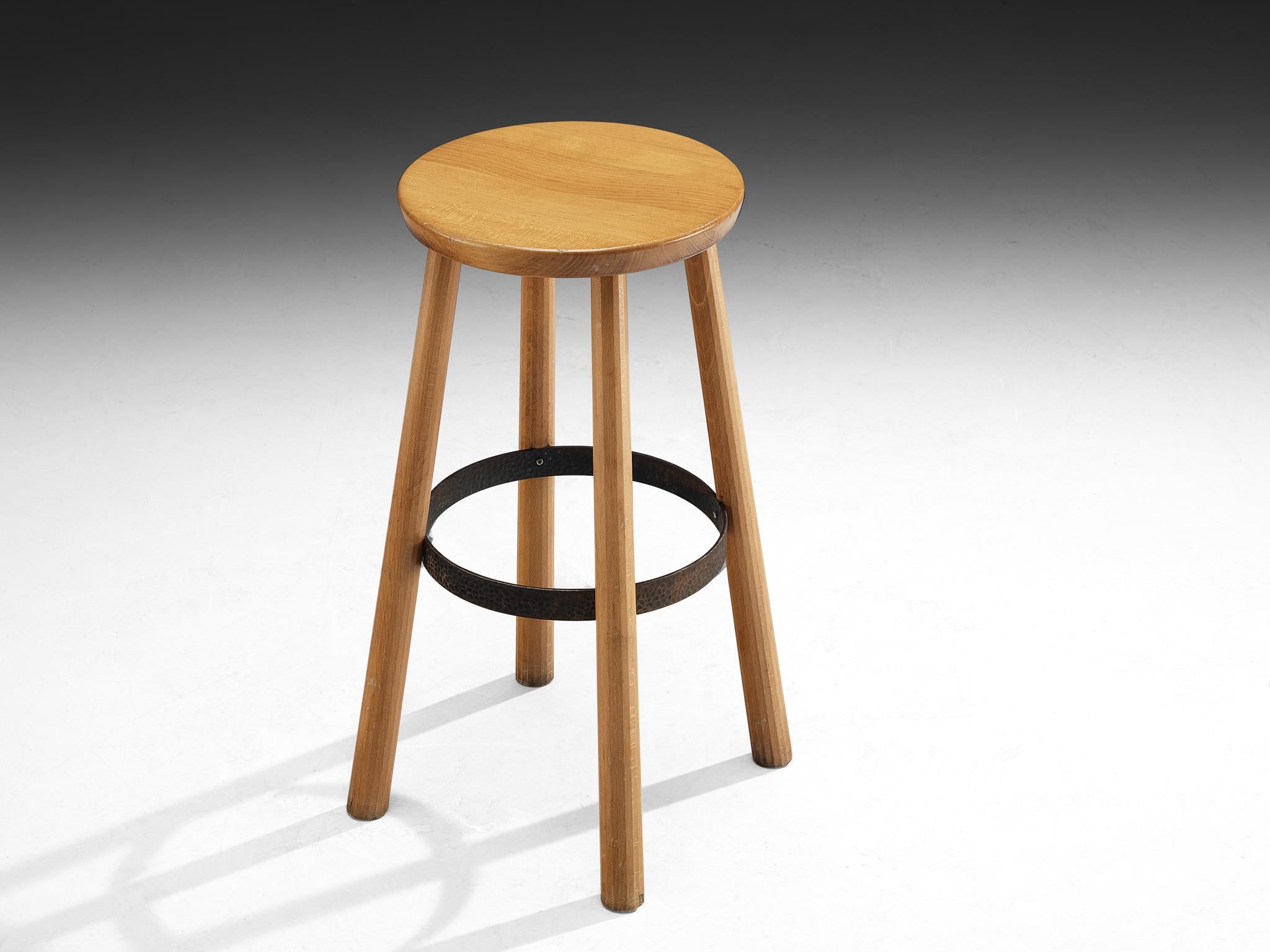 Taburetes de bar de los años 60 en madera rubia y hierro martillado Moderno de mediados de siglo en venta