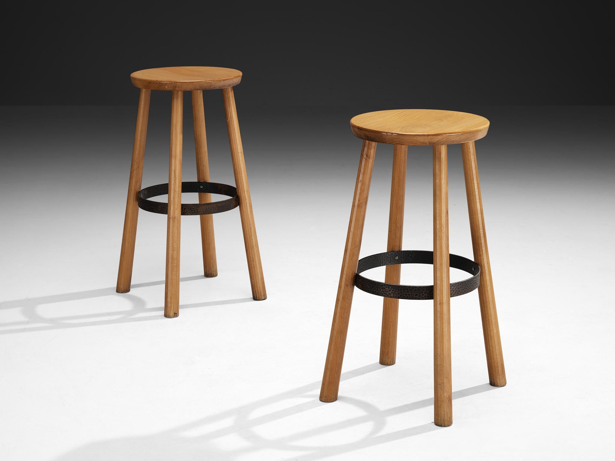1960er Jahre Barhocker aus blondem Holz und gehämmertem Eisen im Angebot 1