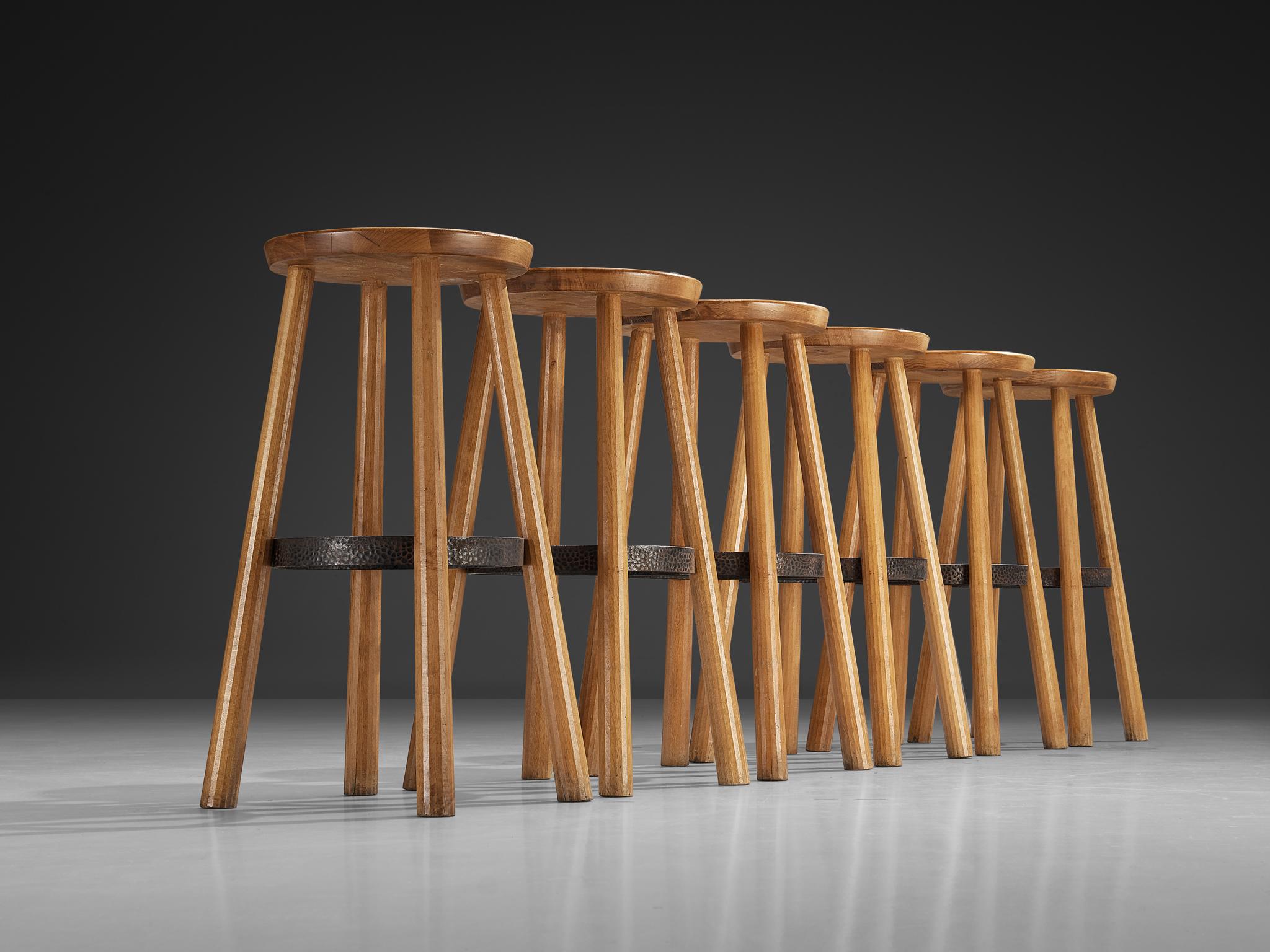 1960er Jahre Barhocker aus blondem Holz und gehämmertem Eisen im Angebot 3