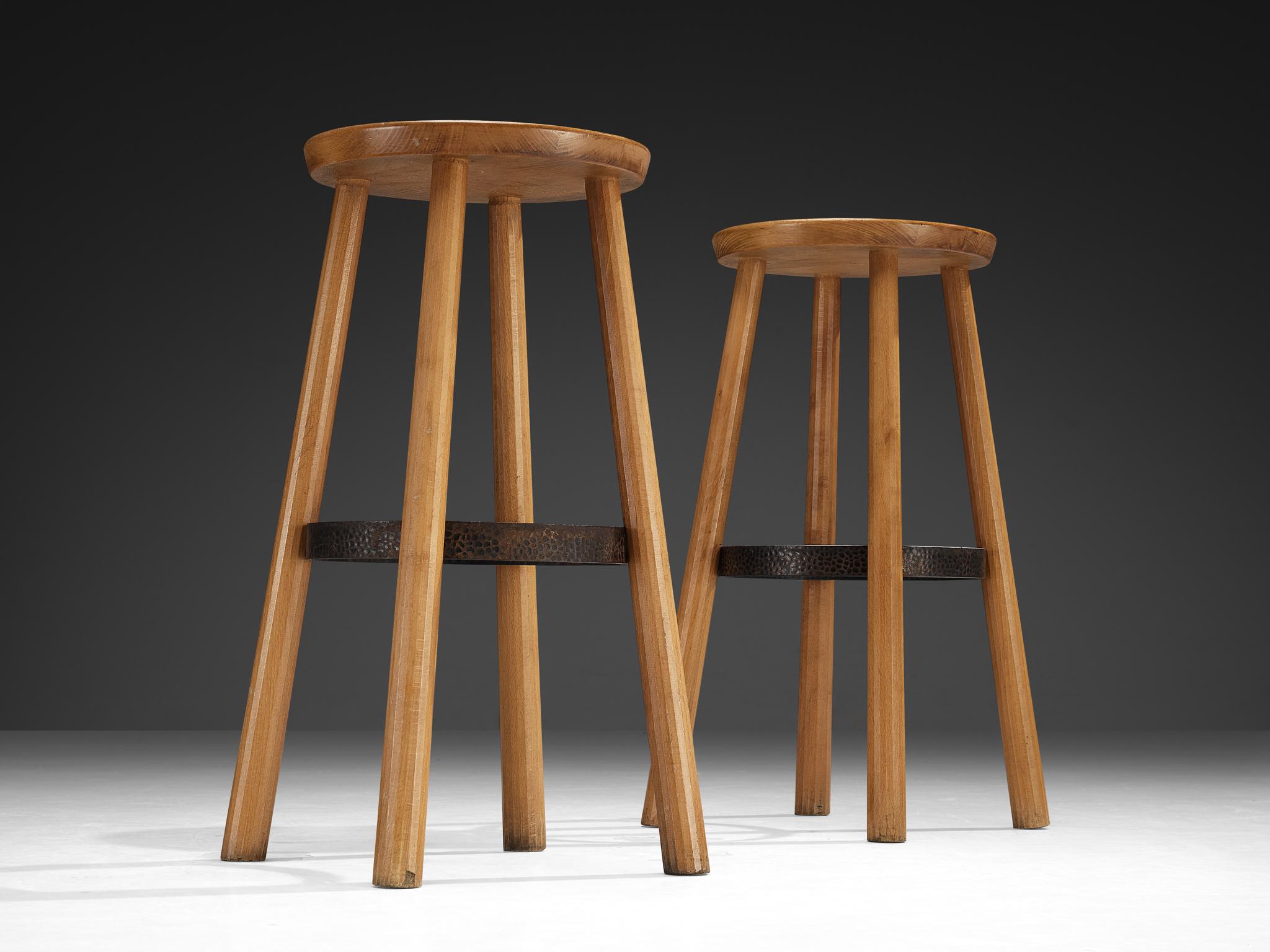 Taburetes de bar de los años 60 en madera rubia y hierro martillado en venta 2